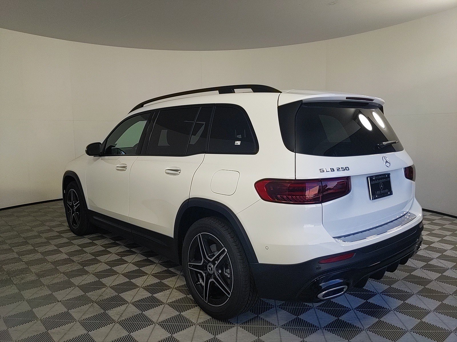 2024 Mercedes Benz GLB 250 photo 2