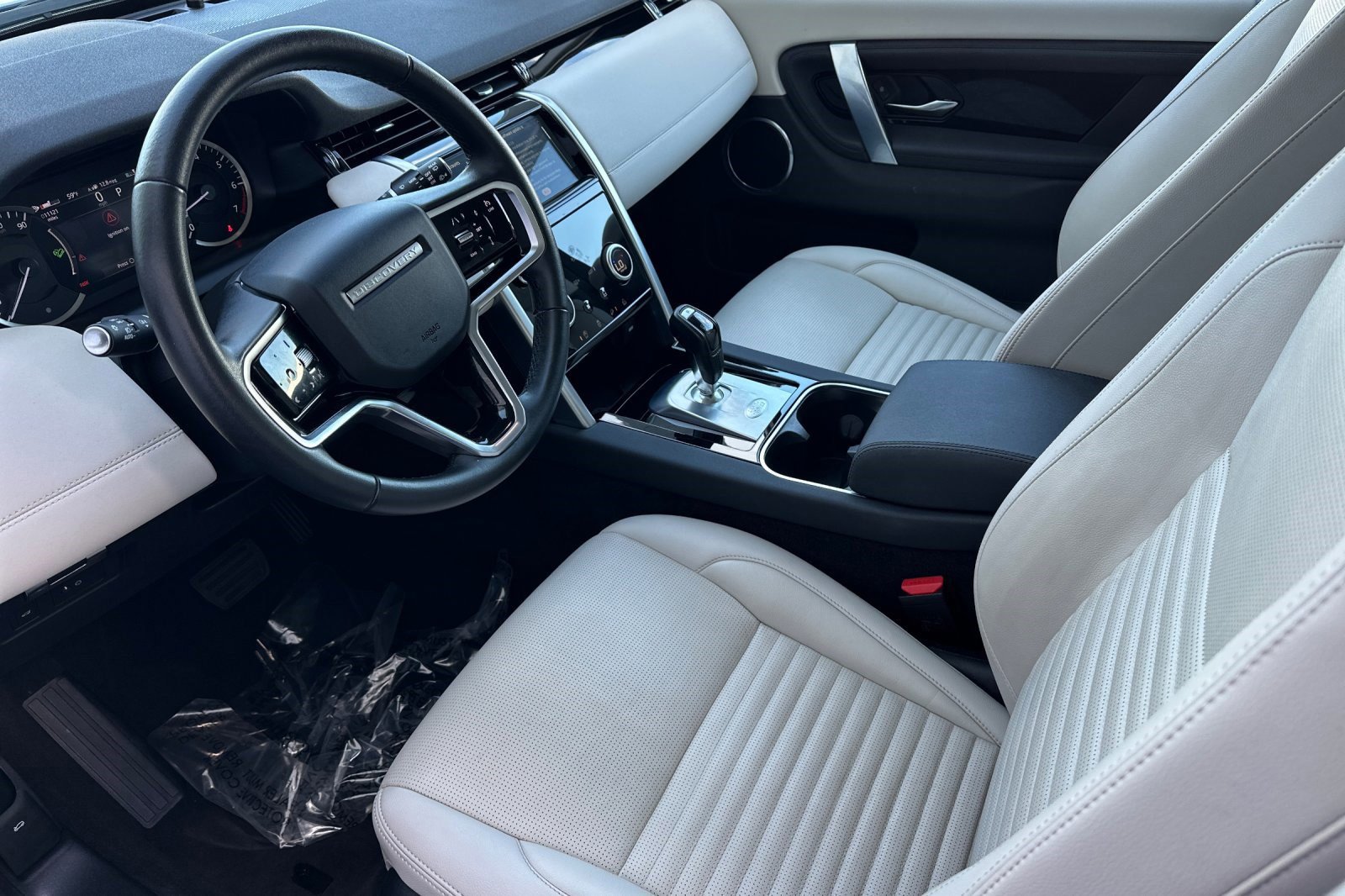 2023 Land Rover Discovery Sport S photo 3