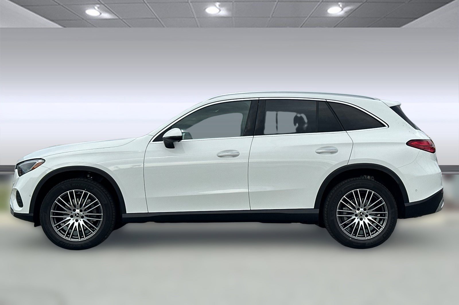2025 Mercedes Benz GLC 300 photo 2