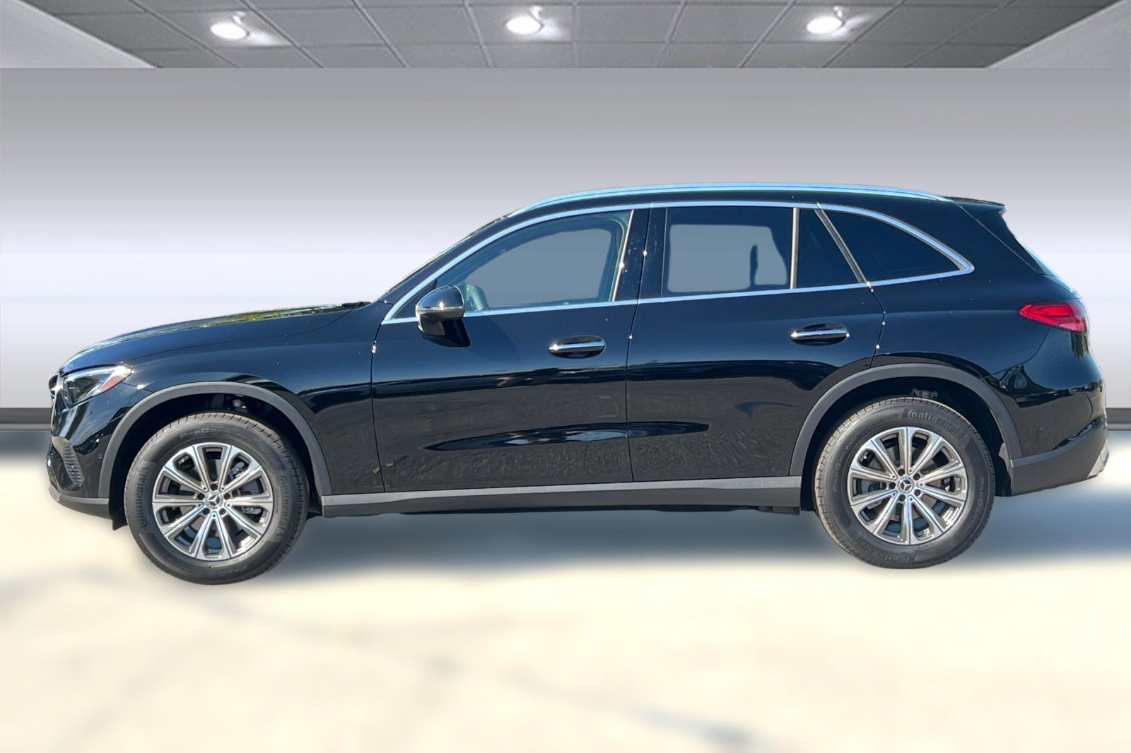 2025 Mercedes Benz GLC 300 photo 2