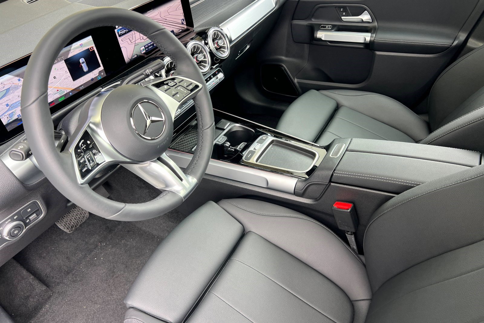 2024 Mercedes Benz EQB 300 4MATIC photo 4