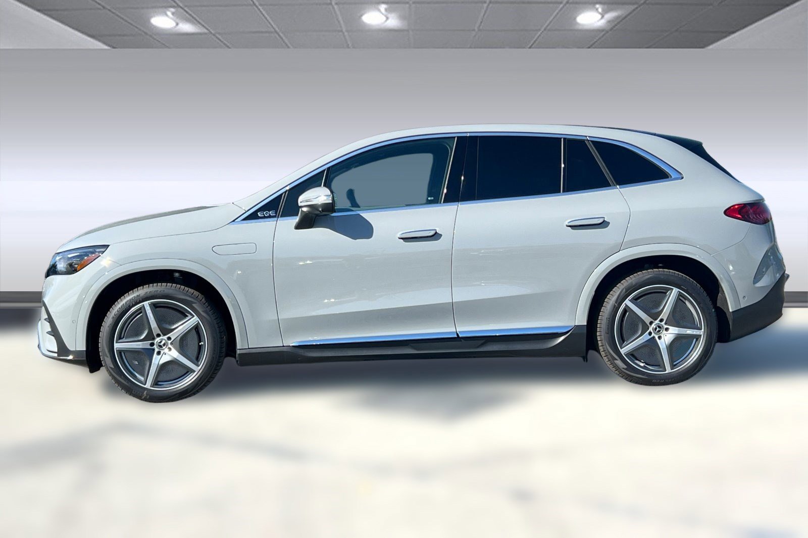 2026 Mercedes Benz EQE SUV photo 2