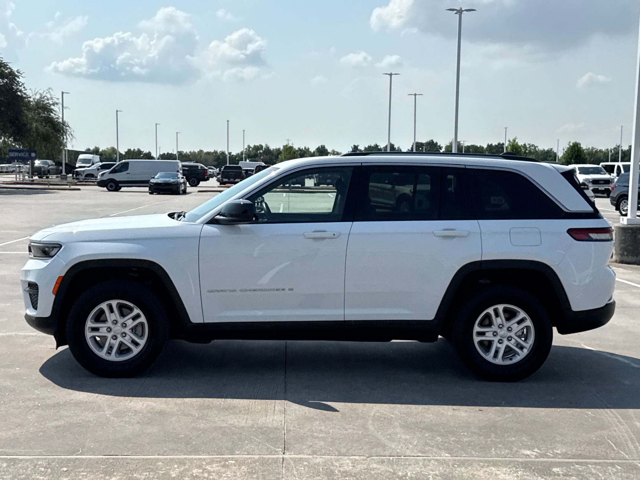 2022 Jeep Grand Cherokee Laredo photo 2