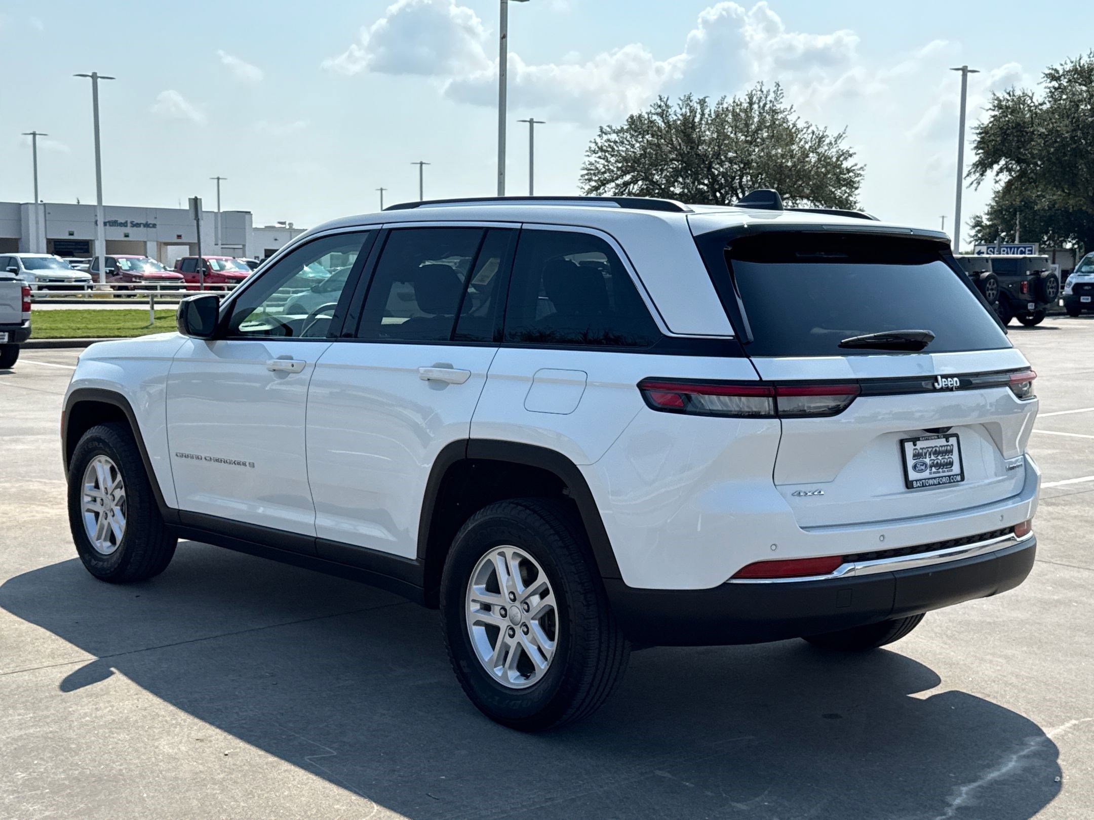 2022 Jeep Grand Cherokee Laredo photo 3