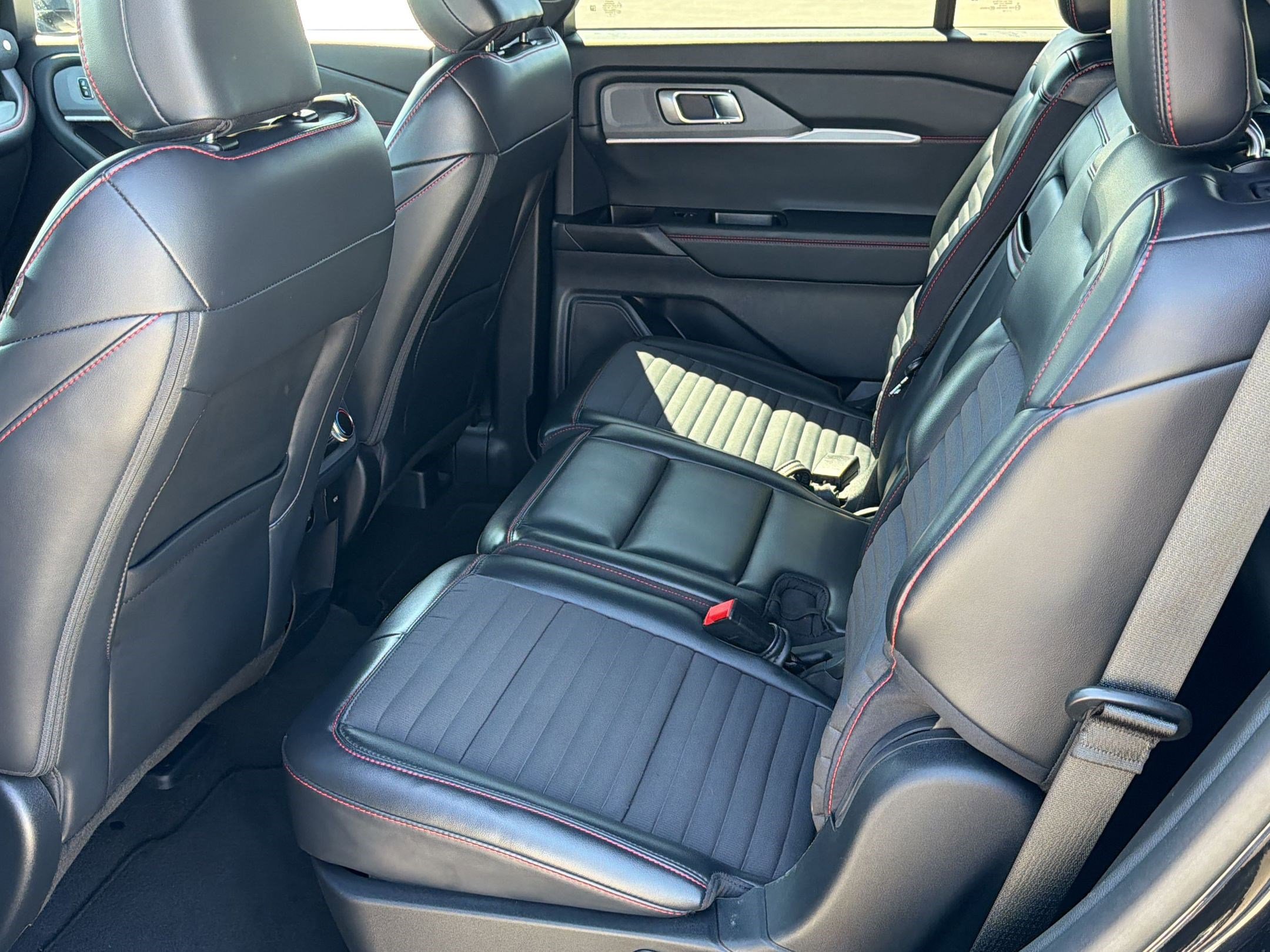 2025 Ford Explorer ST-LINE - Photo 12