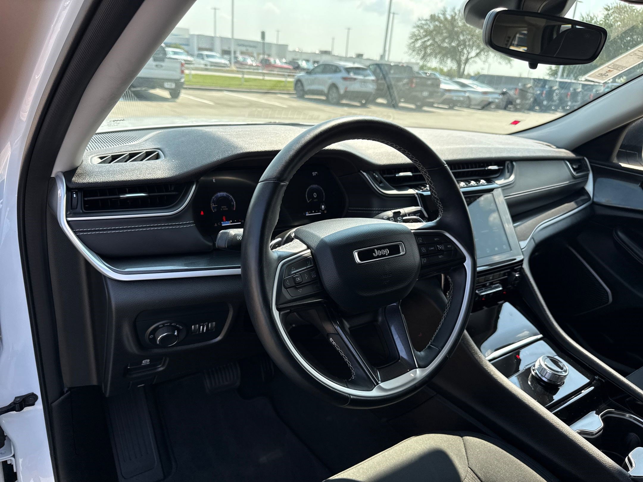 2022 Jeep Grand Cherokee Laredo photo 4
