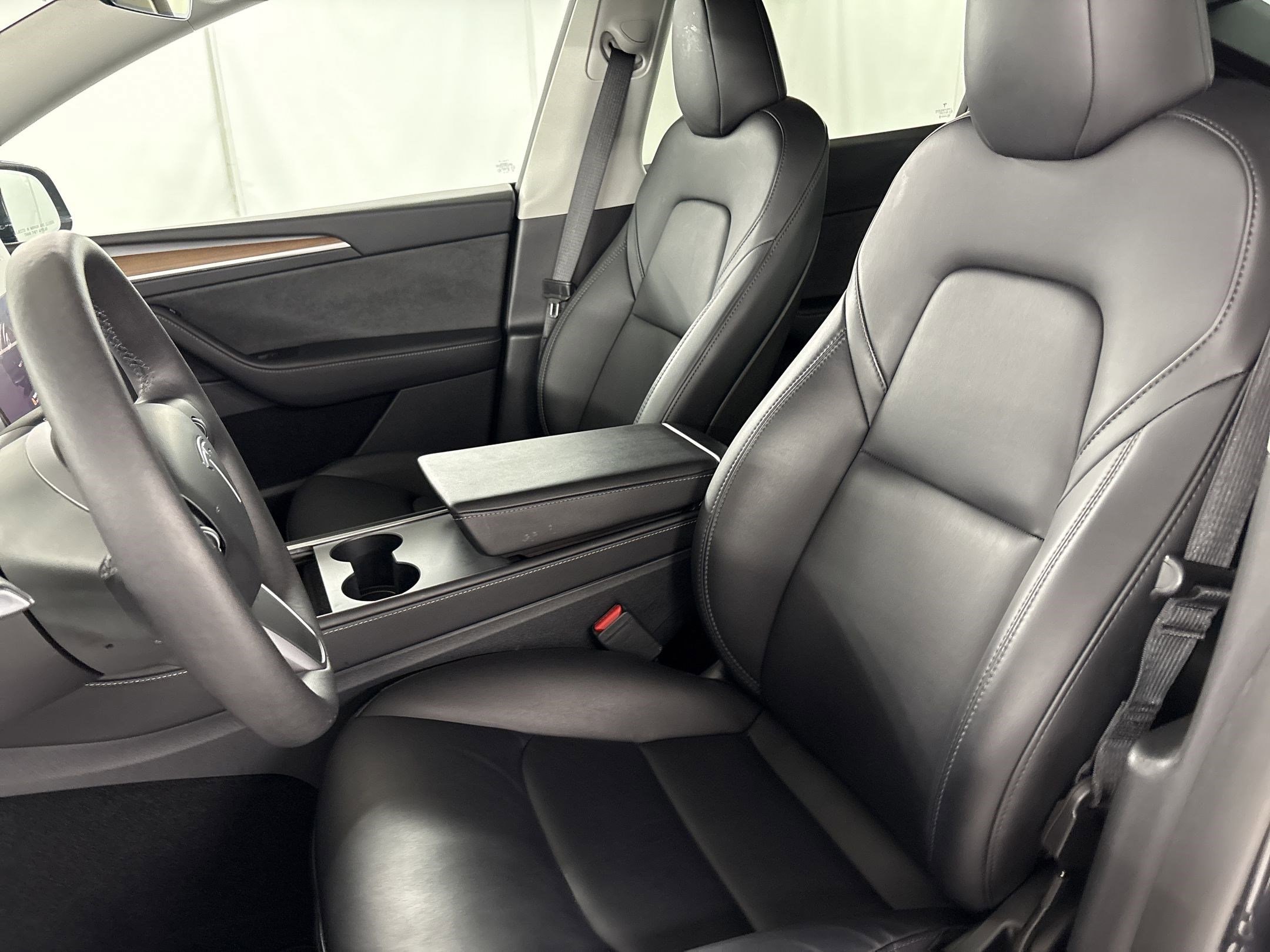 2024 Tesla Model Y Long Range photo 2