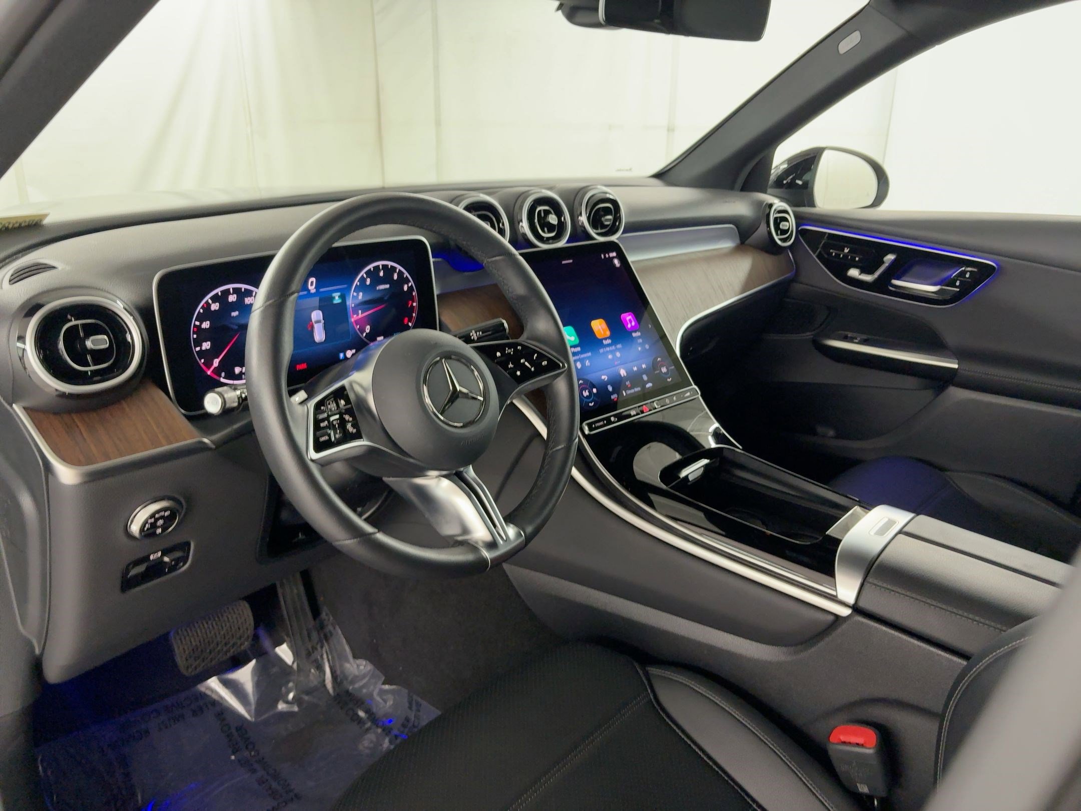 2025 Mercedes Benz GLC 300 photo 3