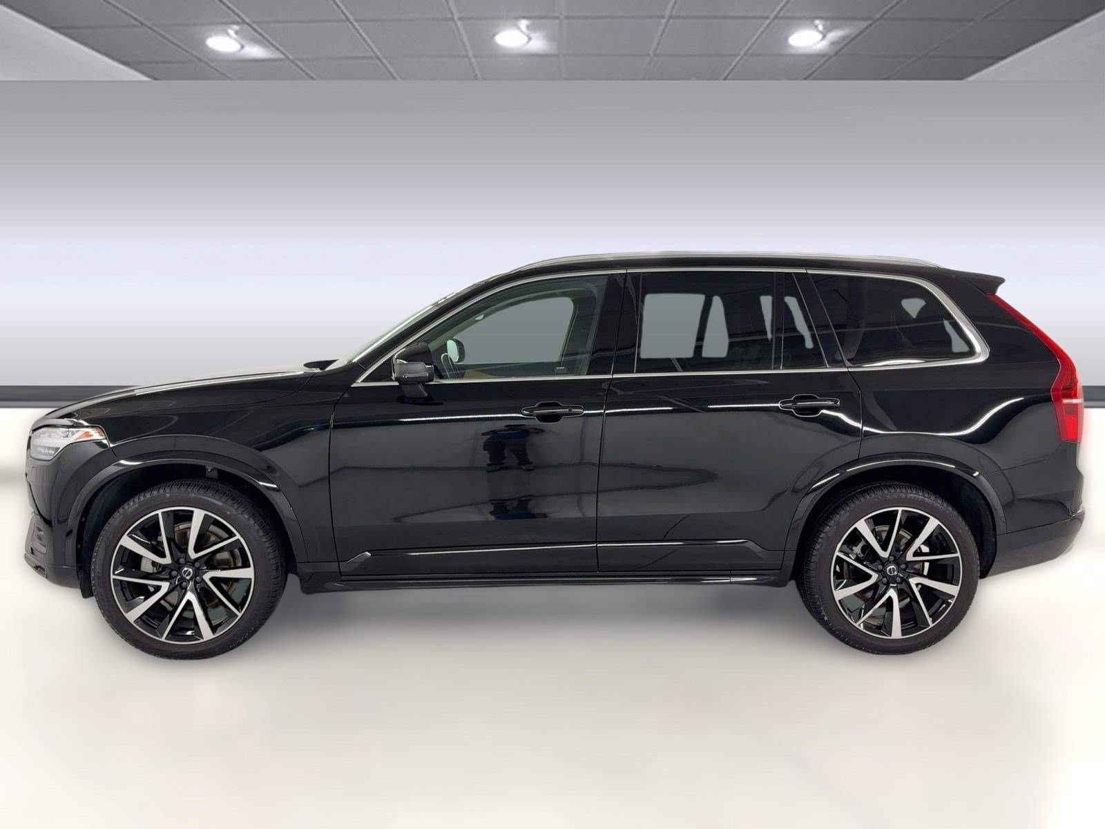 2022 Volvo XC90 T6 AWD Momentum photo 2