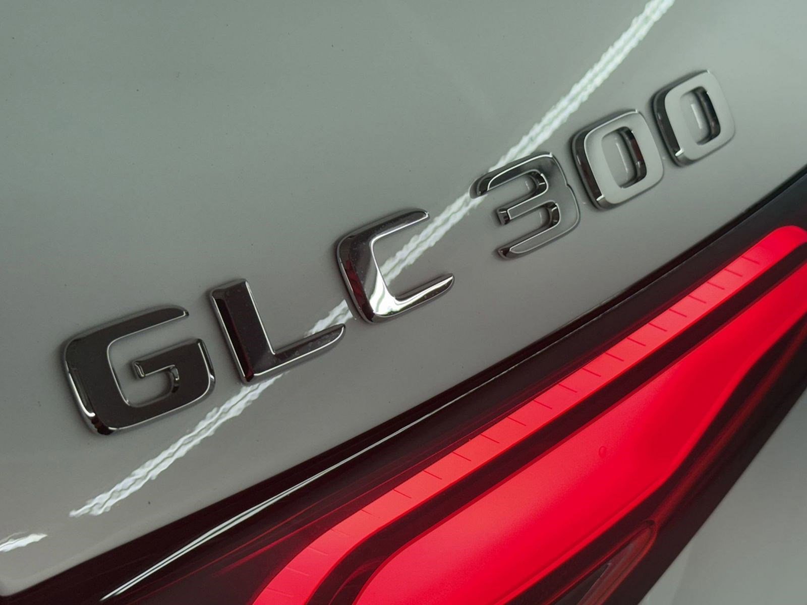 2025 Mercedes Benz GLC 300 photo 2
