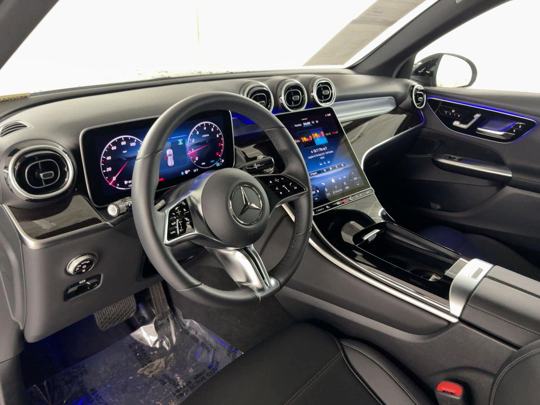 2025 Mercedes Benz GLC 300 photo 3