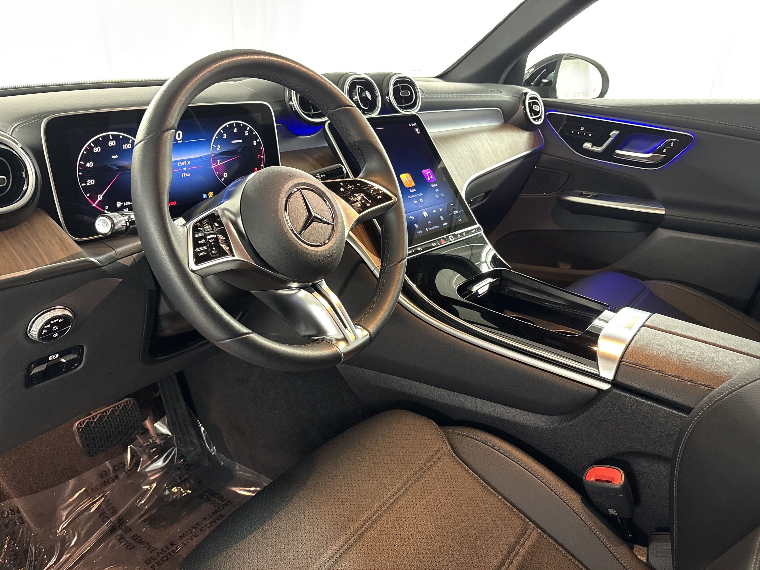 2025 Mercedes Benz GLC 300 photo 2