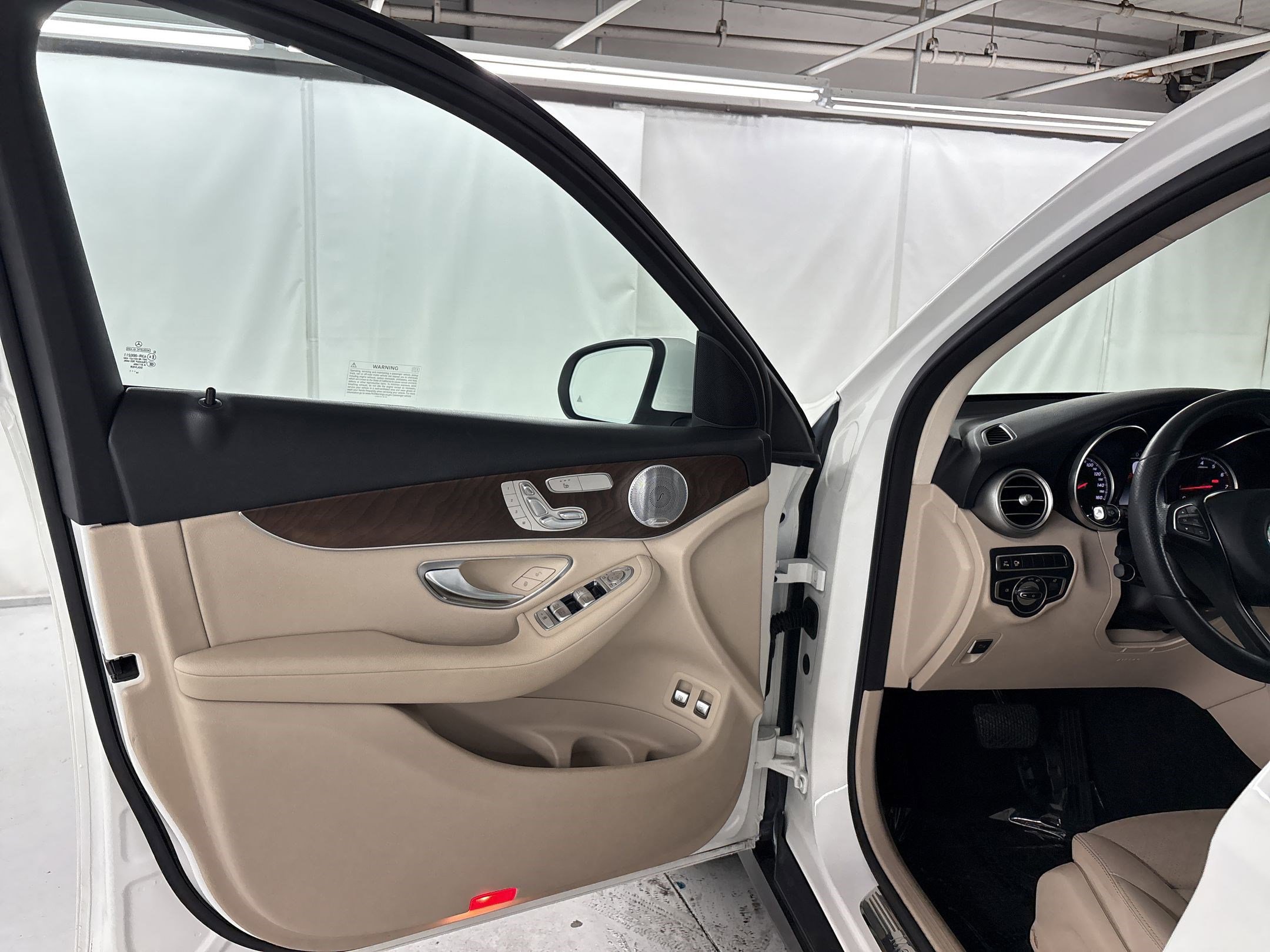 2019 Mercedes-Benz GLC 350e 4MATIC photo 4