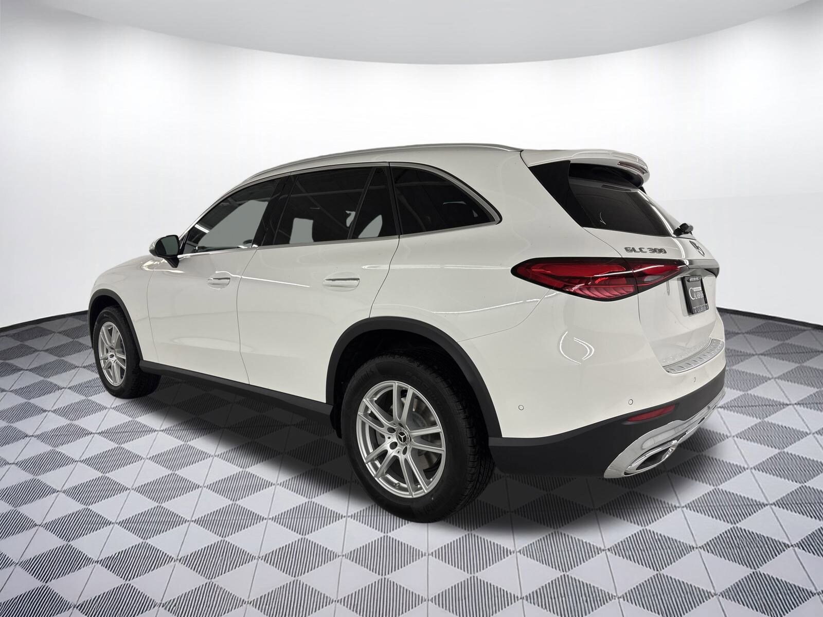 2025 Mercedes Benz GLC 300 4MATIC photo 3