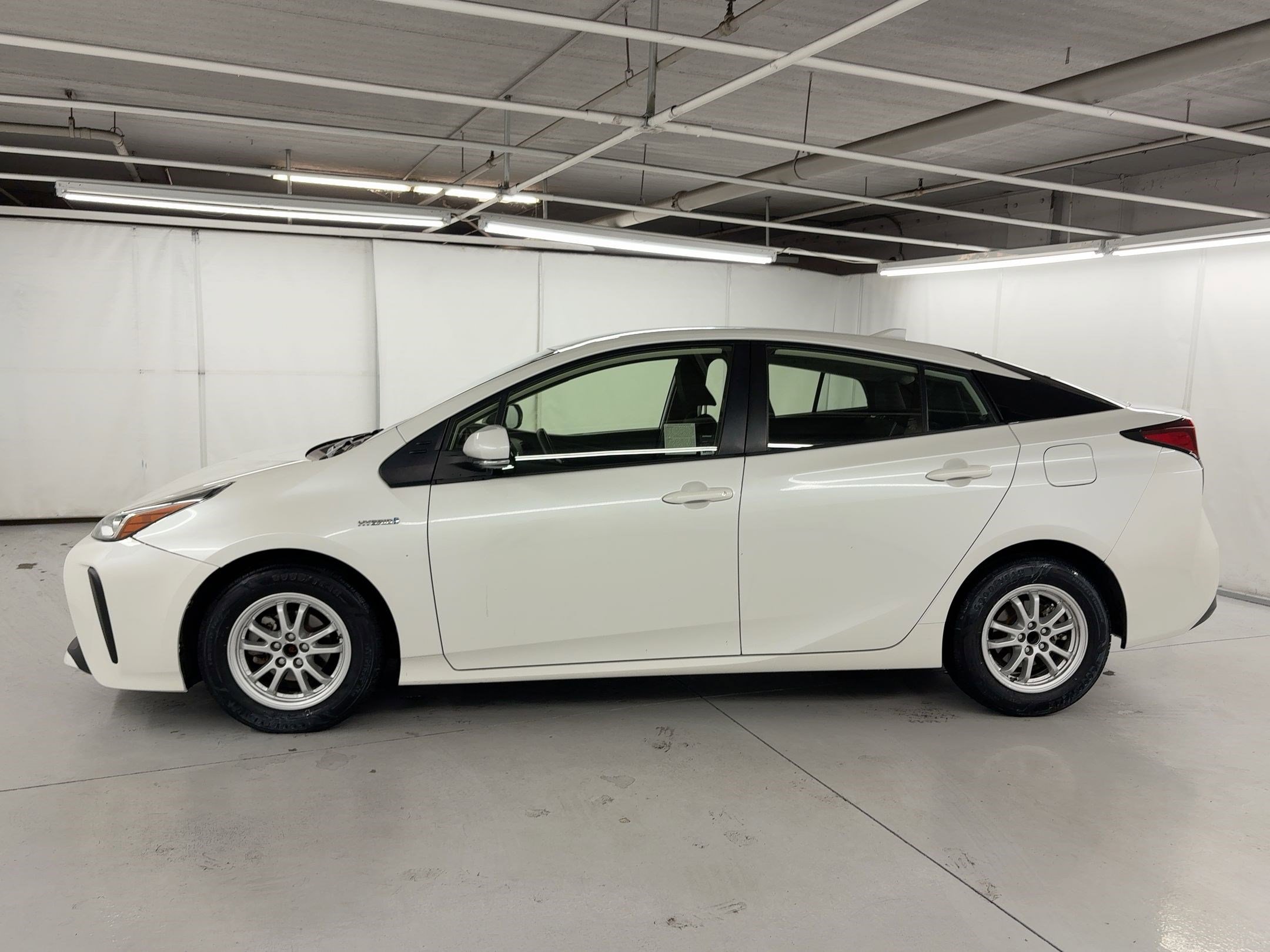 2019 Toyota Prius L photo 2