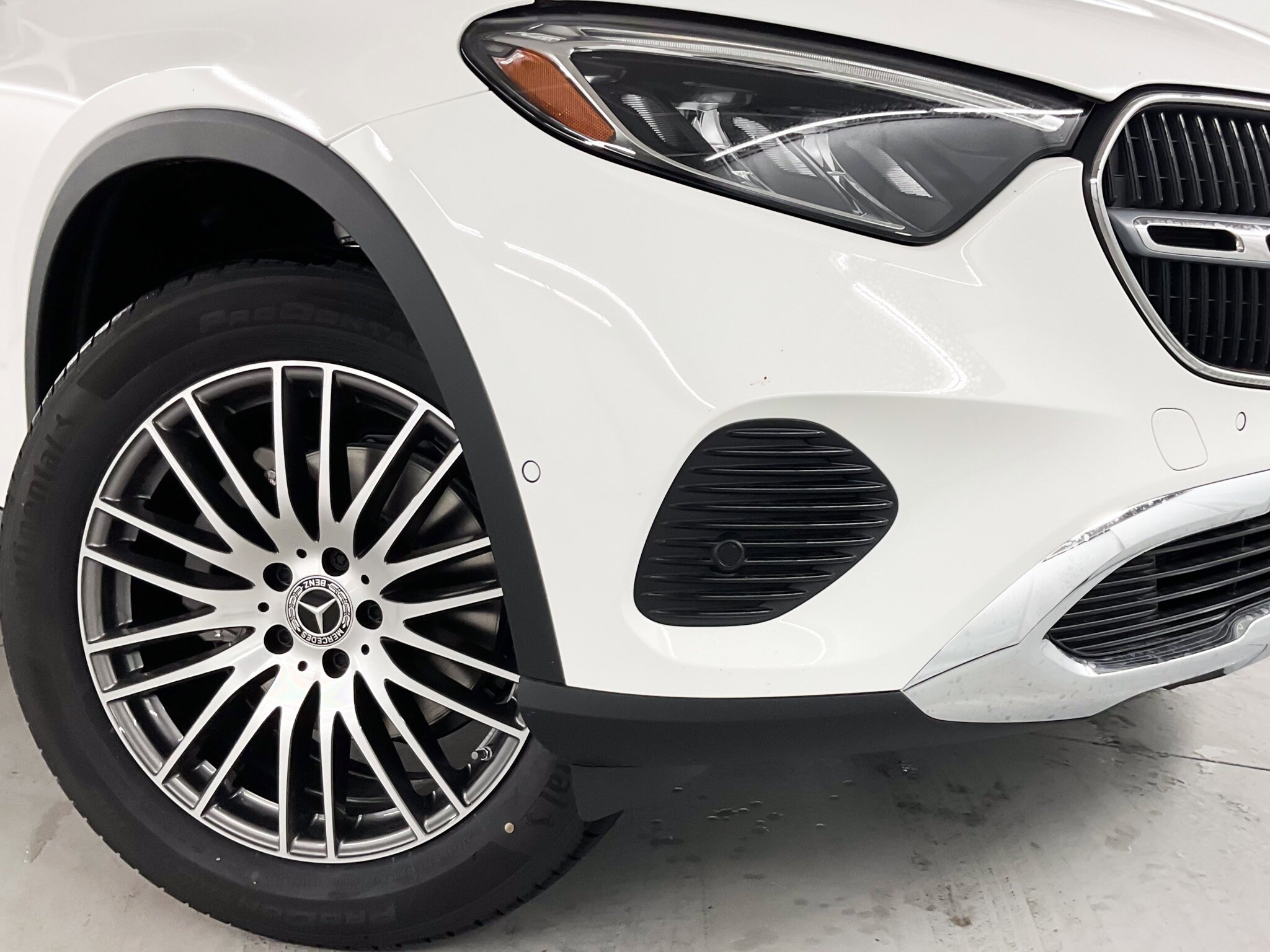 2025 Mercedes Benz GLC 300 photo 3