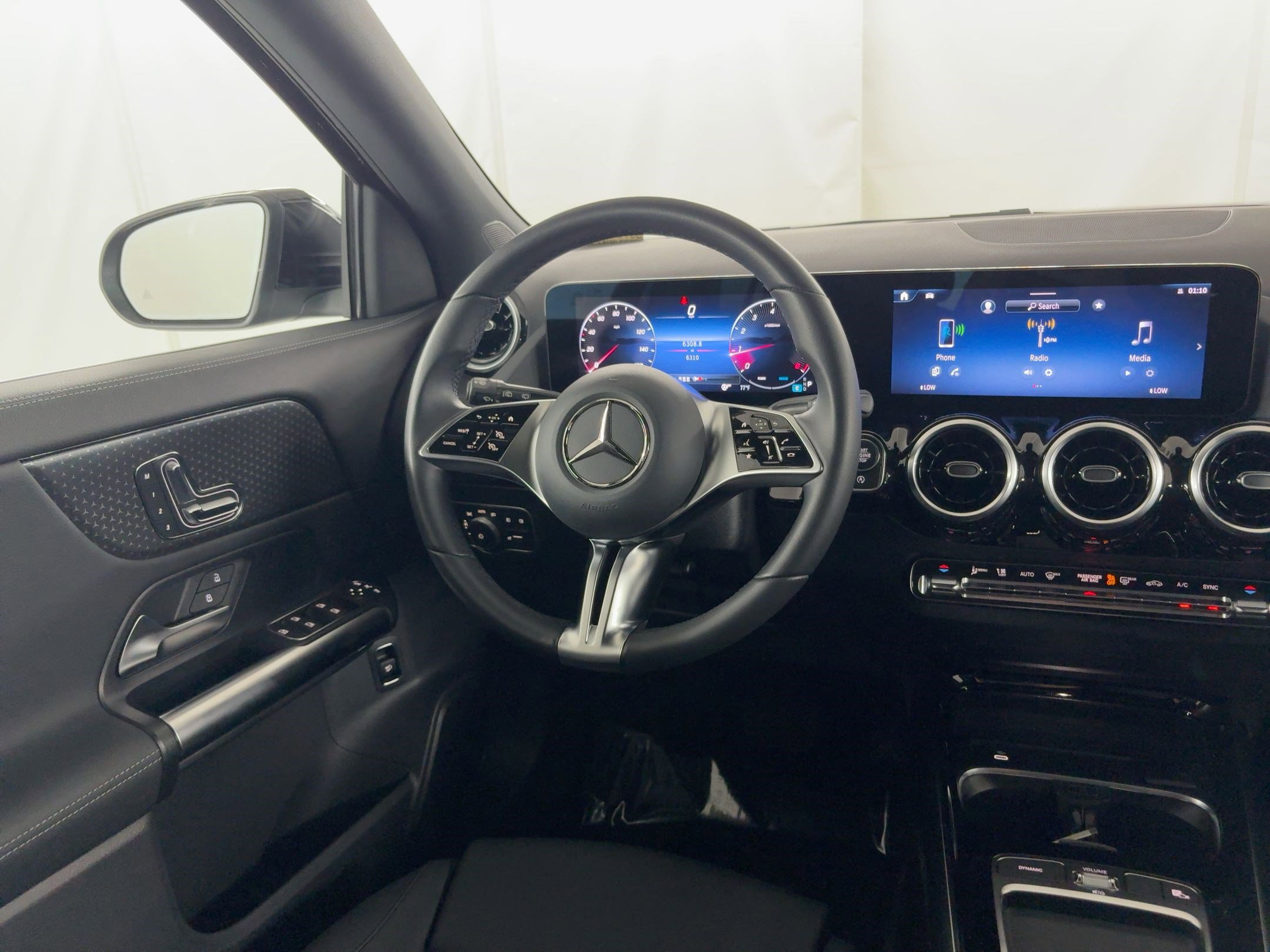 2025 Mercedes Benz GLA 250 photo 4