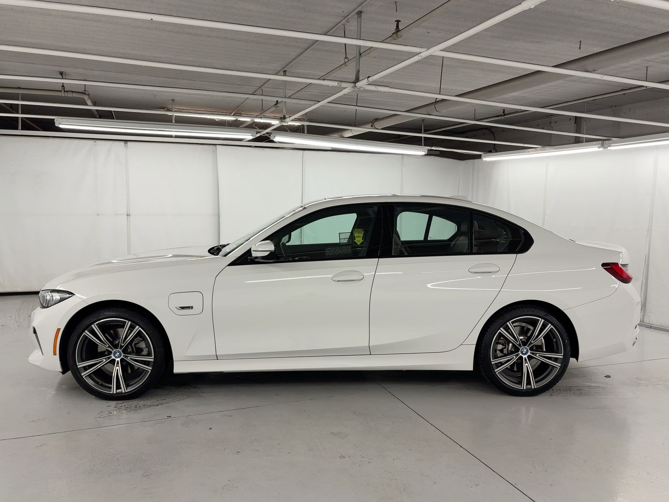 2023 Bmw 330e Sedan photo 2