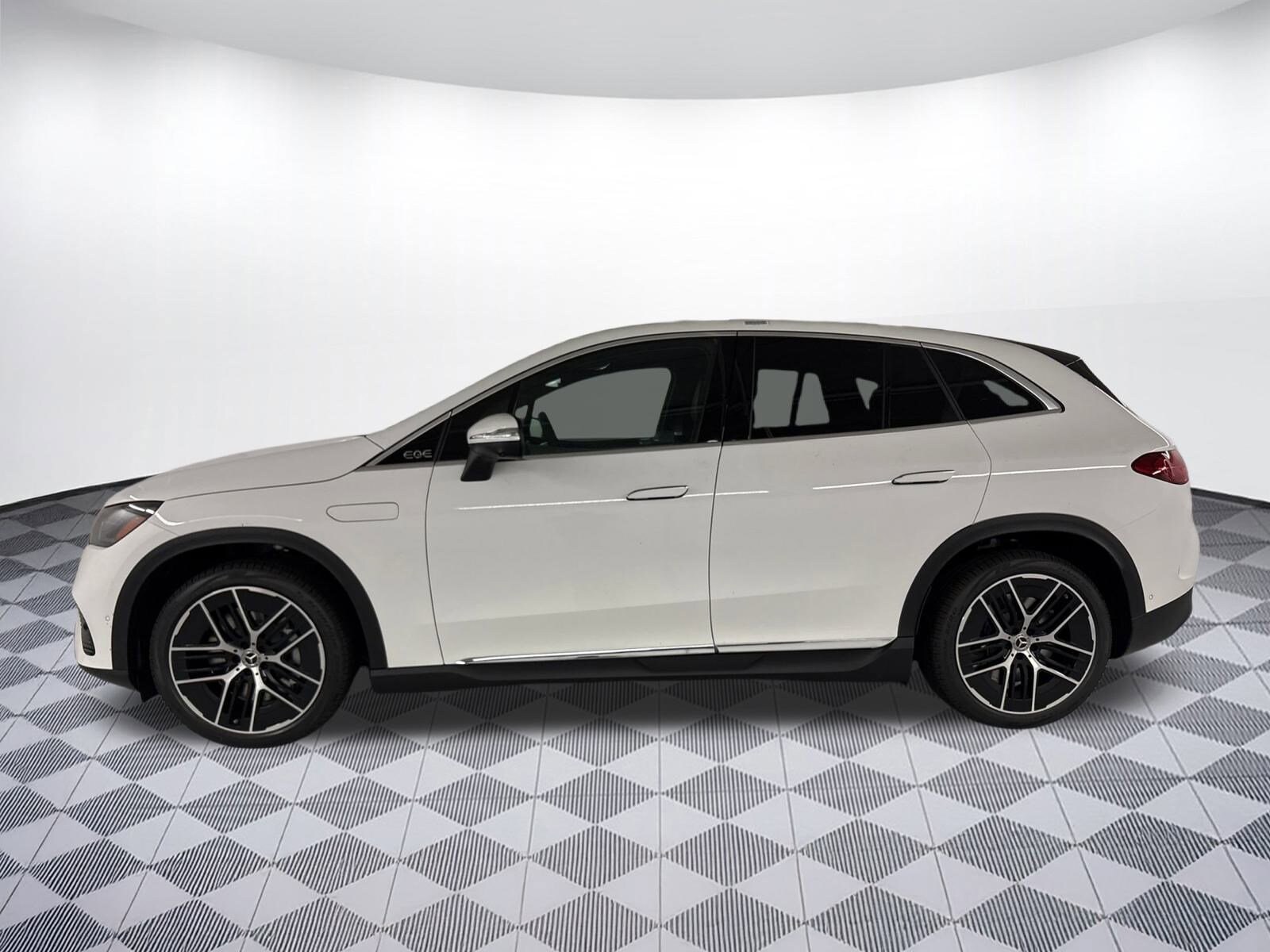 2026 Mercedes Benz EQE SUV photo 2
