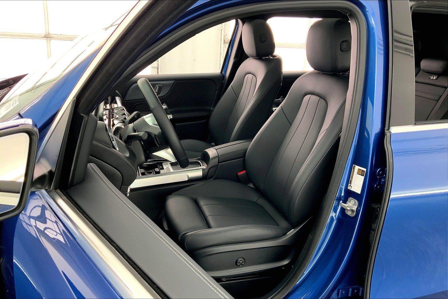 2024 Mercedes Benz GLB 250 4MATIC photo 3