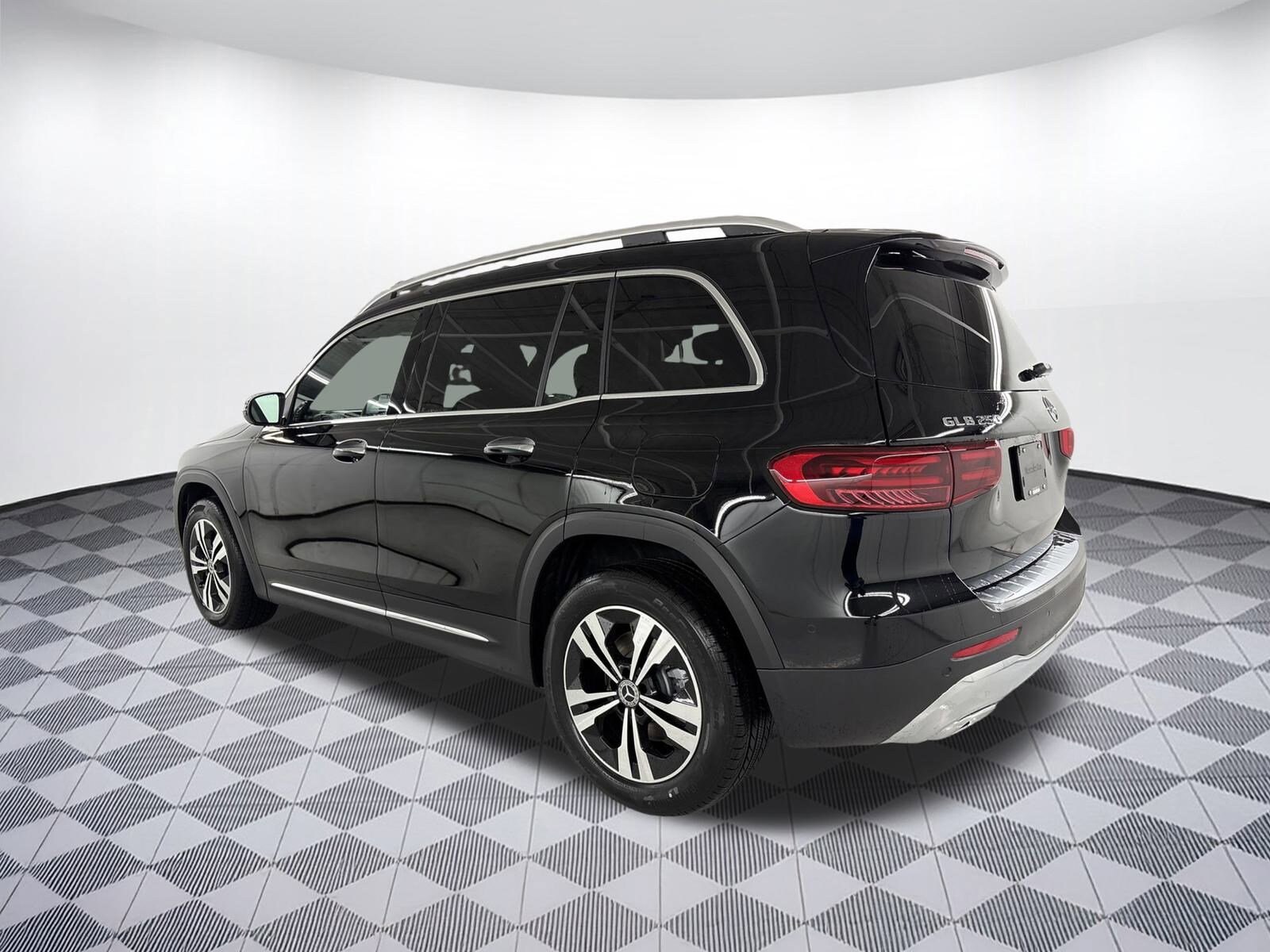 2025 Mercedes Benz GLB 250 photo 3