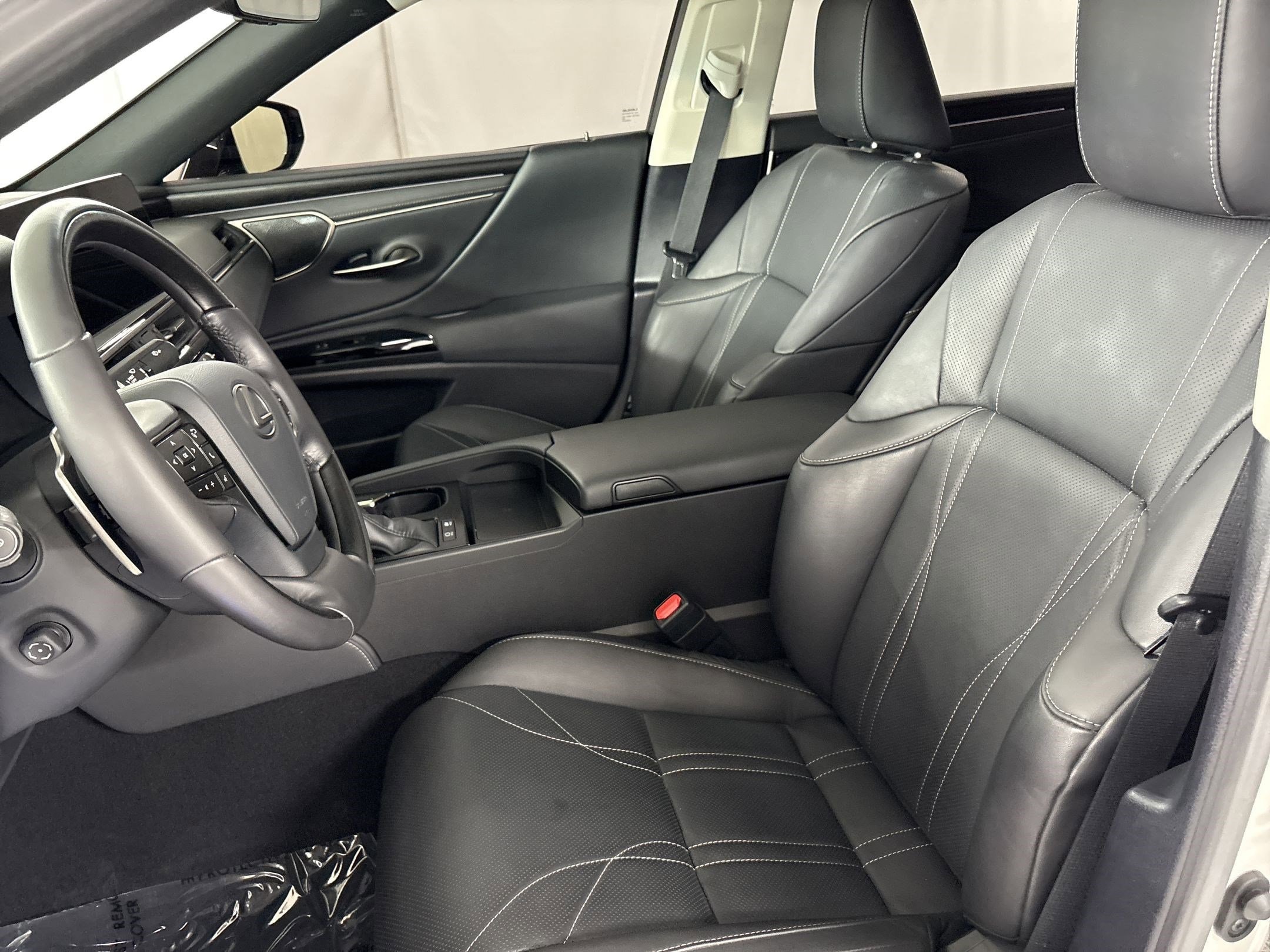 2025 LEXUS ES 300h Luxury photo 4