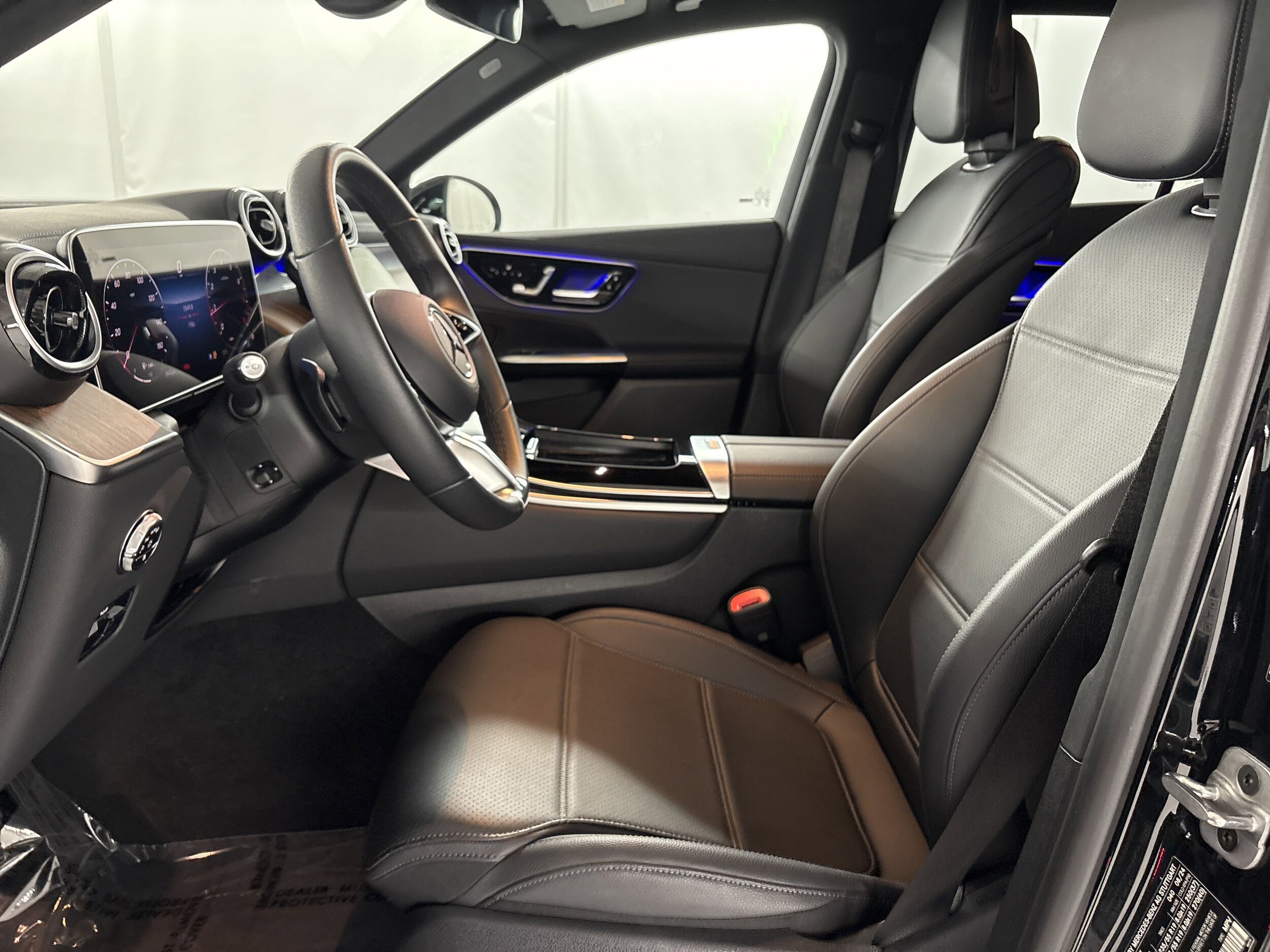 2025 Mercedes Benz GLC 300 photo 3