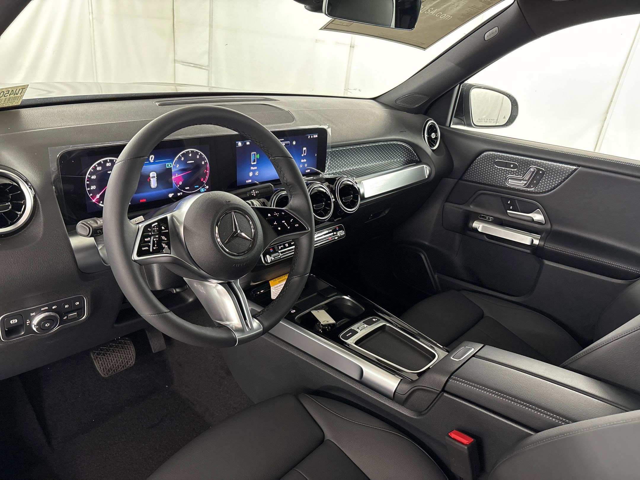 2026 Mercedes Benz GLB 250 photo 4