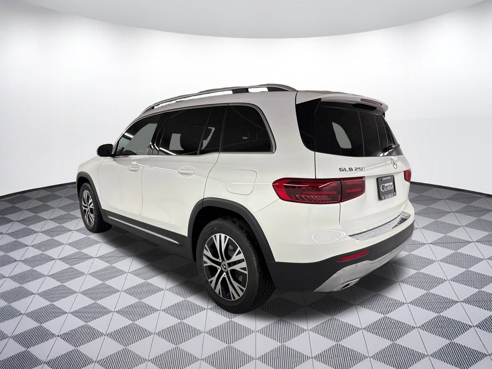 2026 Mercedes Benz GLB 250 photo 3