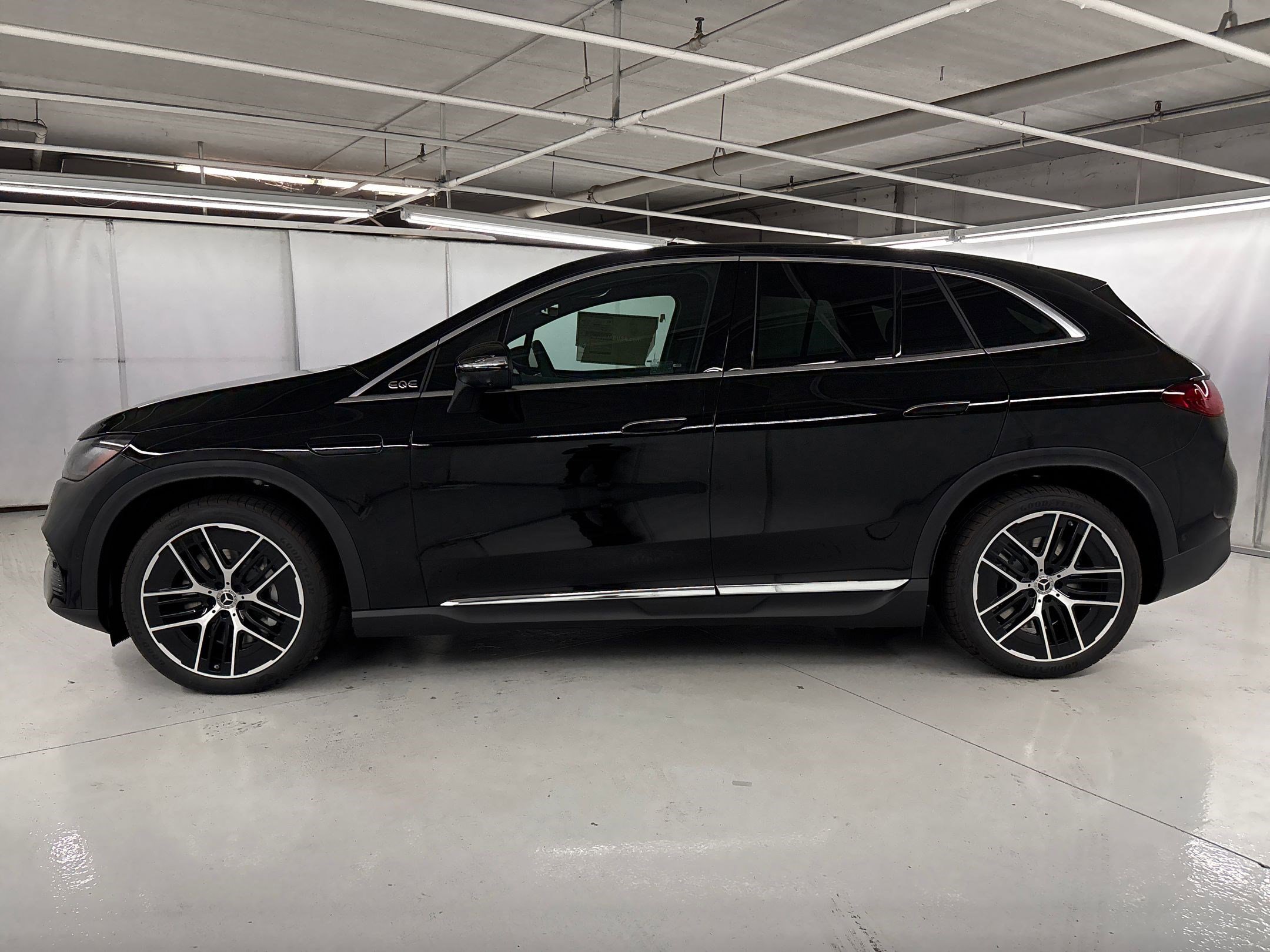 2026 Mercedes Benz EQE SUV photo 2