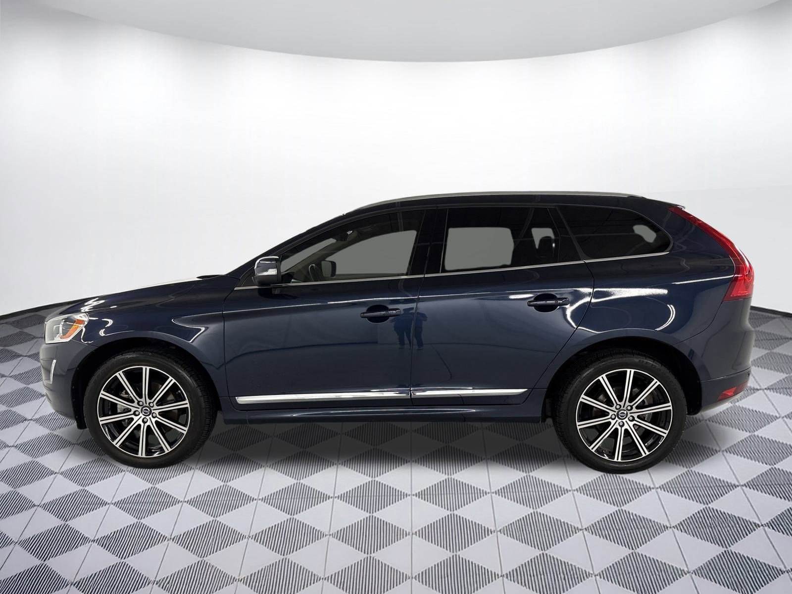 Used 2015 Volvo XC60 Premier with VIN YV440MDK4F2673596 for sale in Calabasas, CA