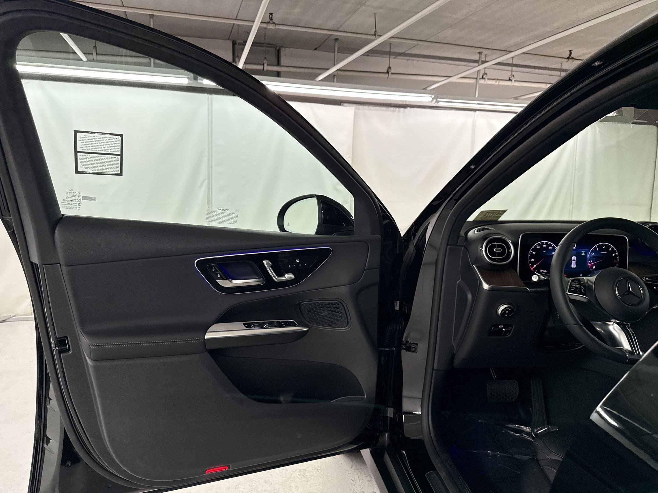 2026 Mercedes-Benz GLC 300 photo 4