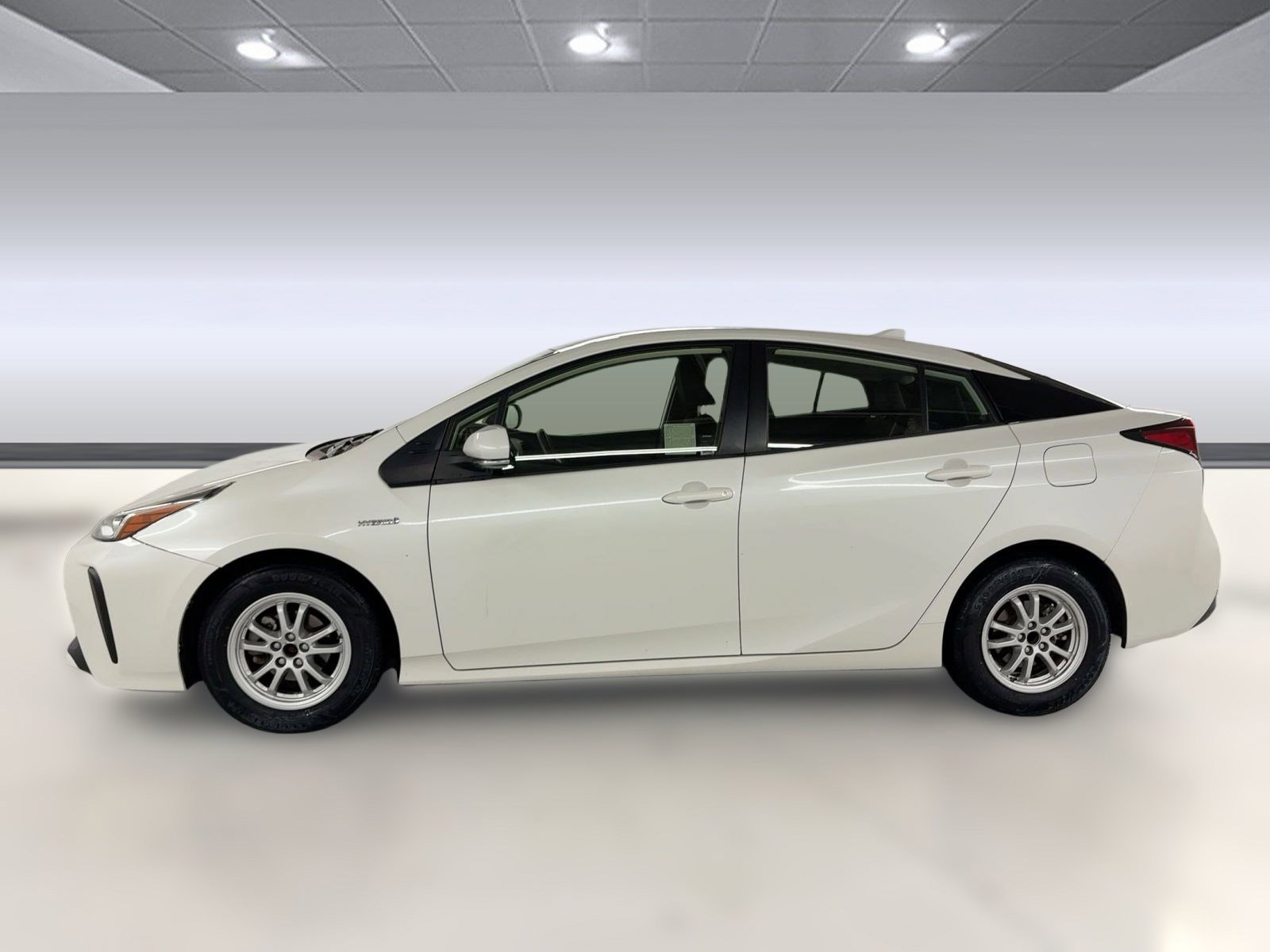 2019 Toyota Prius L photo 2