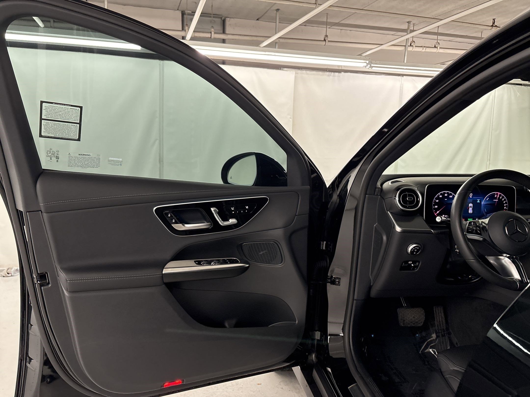 2025 Mercedes-Benz GLC 350e 4MATIC photo 4