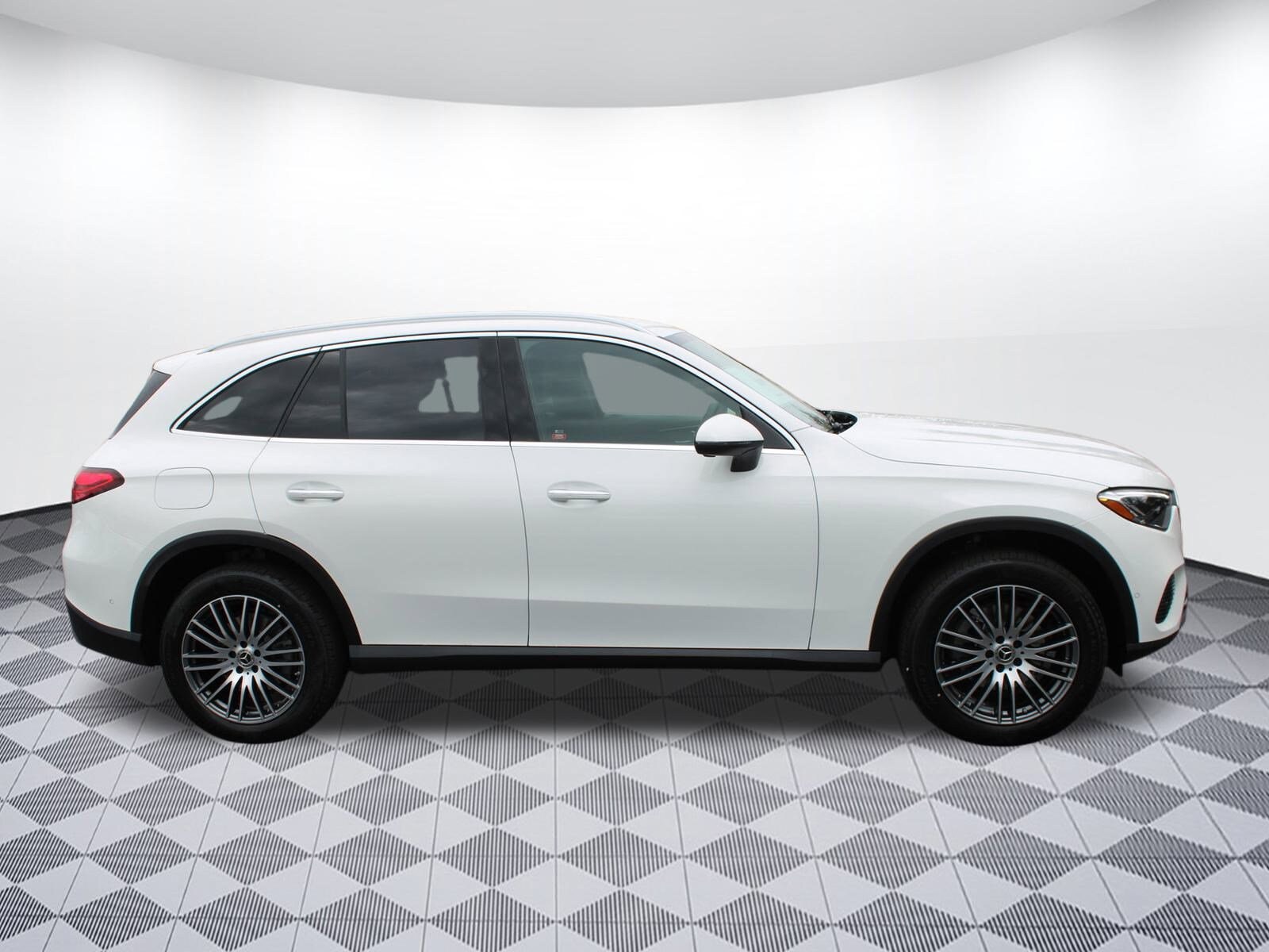 2025 Mercedes Benz GLC 300 photo 2