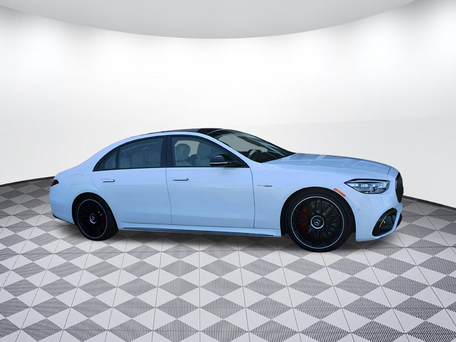 2025 Mercedes Benz S AMG 63 e photo 2
