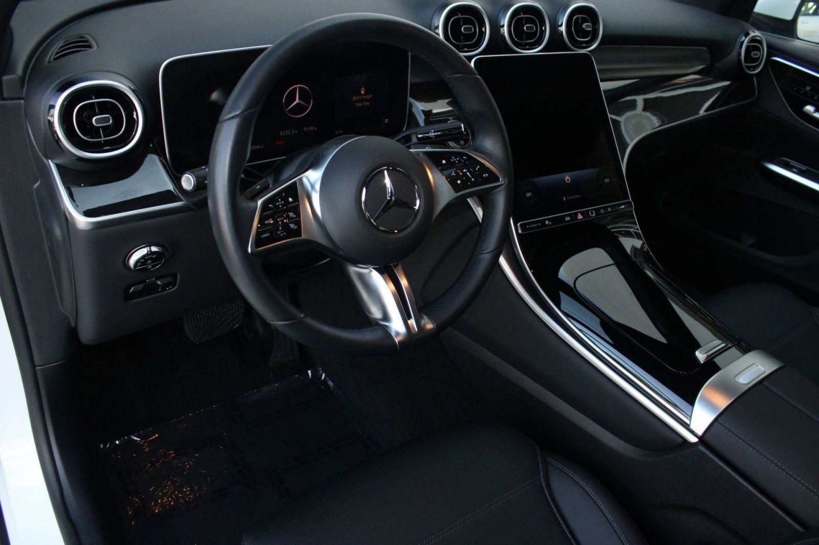 2025 Mercedes Benz GLC 300 photo 4