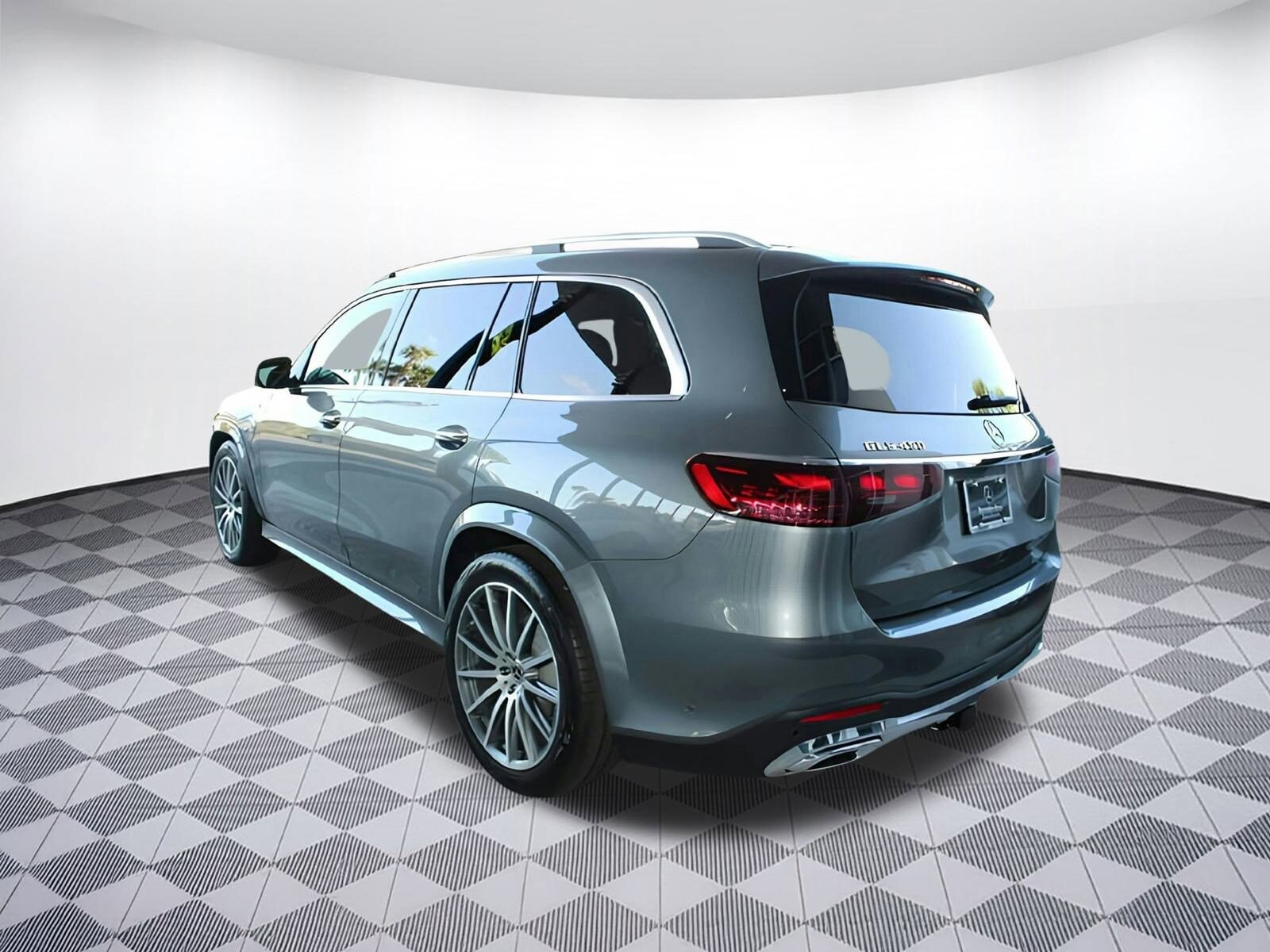 2025 Mercedes Benz GLS 450 4MATIC photo 2