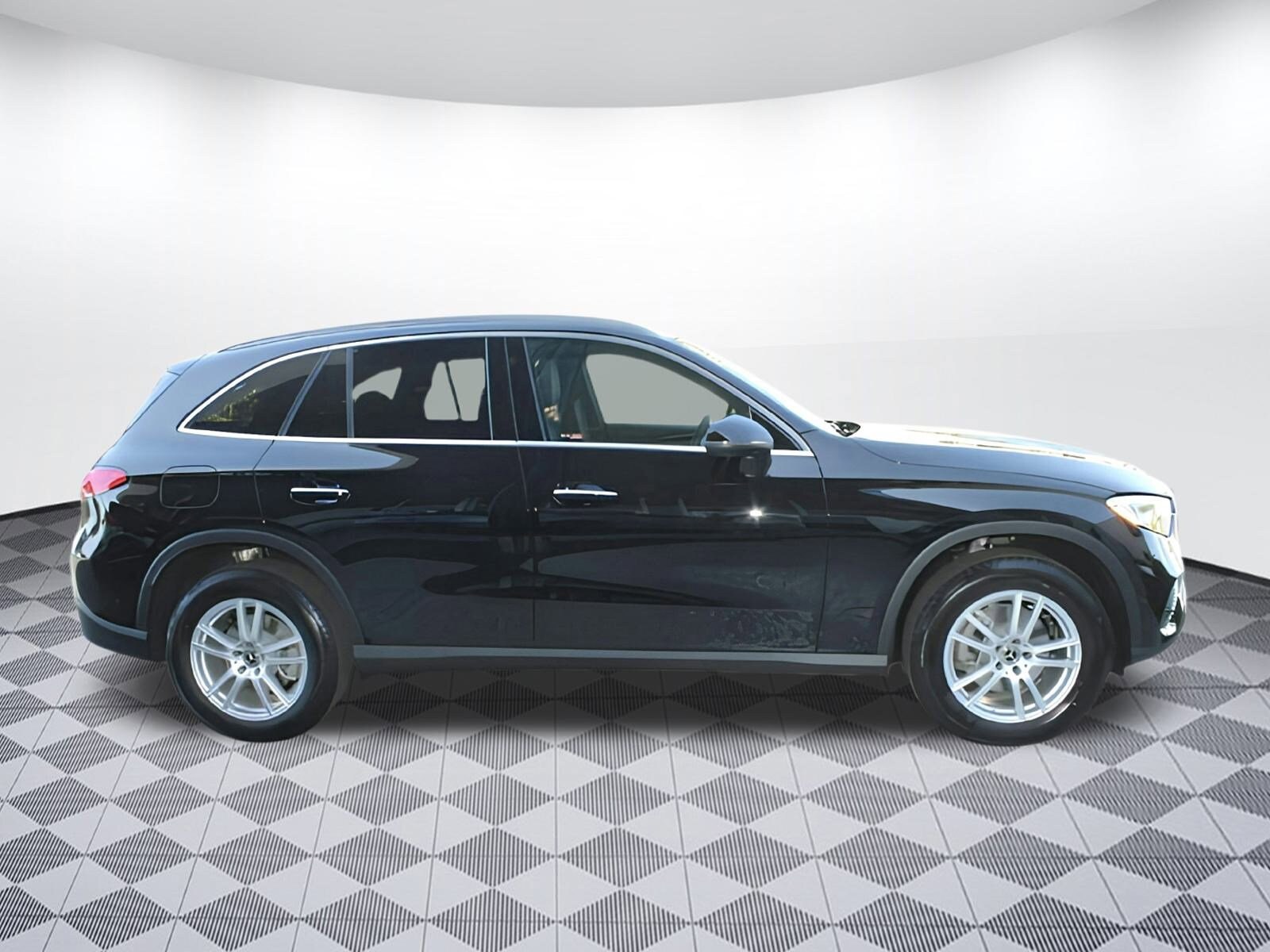 2025 Mercedes Benz GLC 300 4MATIC photo 2