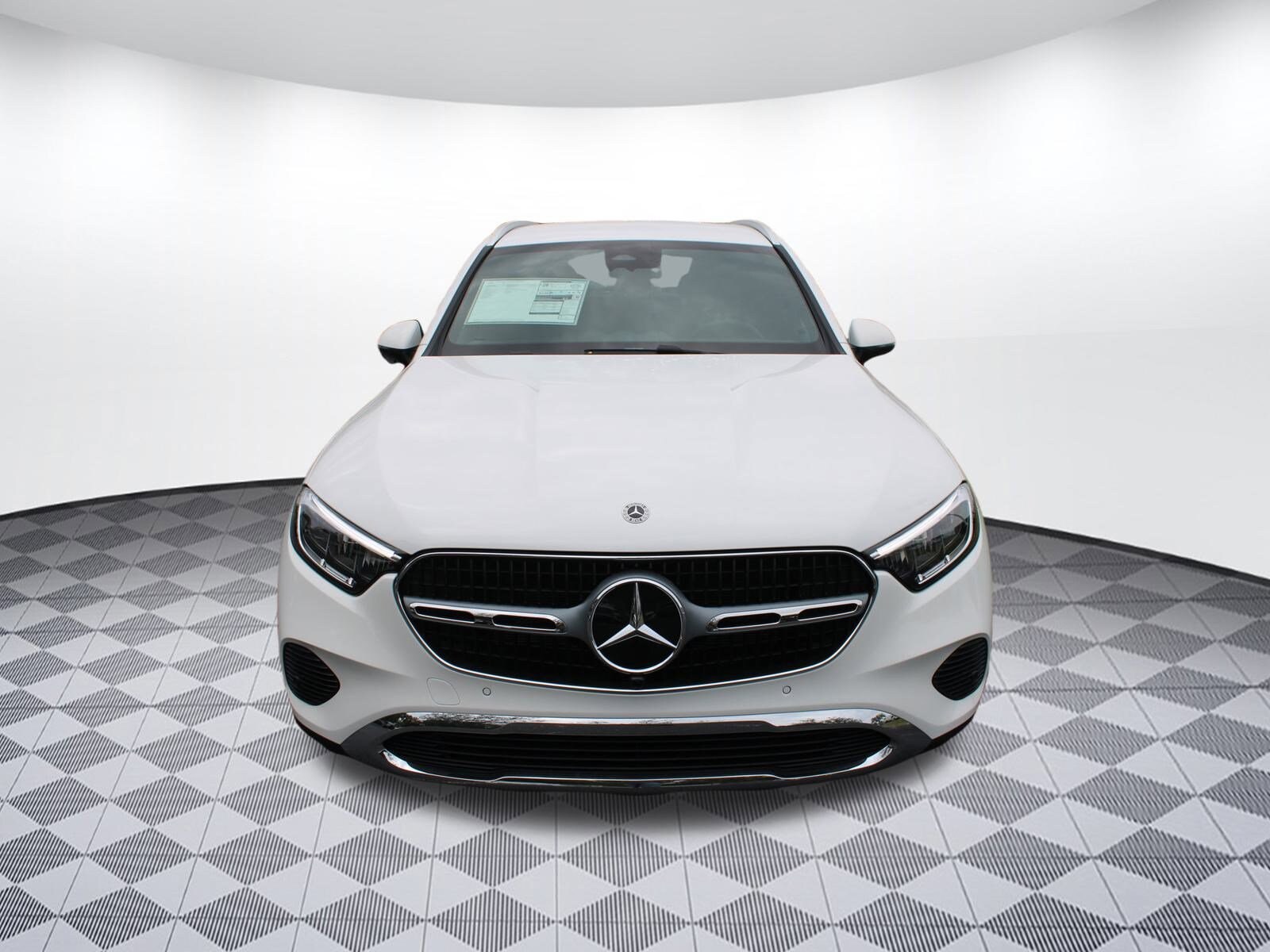 2025 Mercedes Benz GLC 300 photo 3