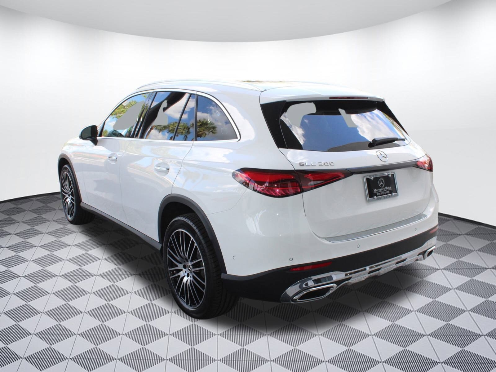 2025 Mercedes Benz GLC 300 photo 3