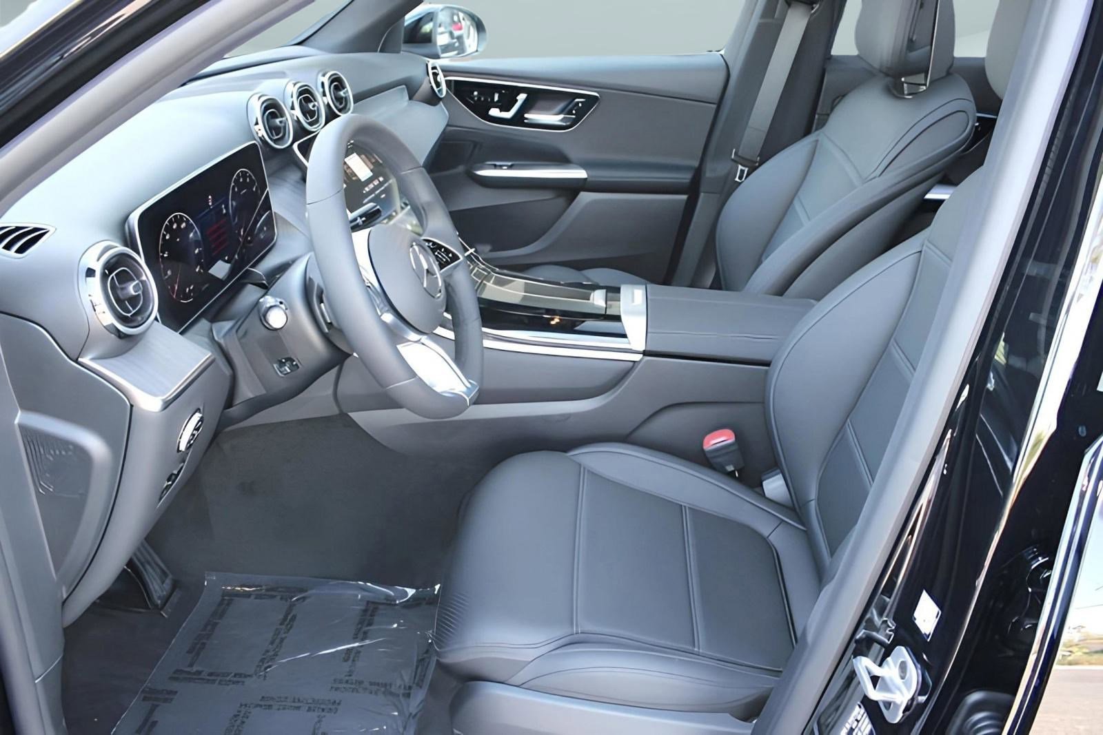2025 Mercedes Benz GLC 300 4MATIC photo 3
