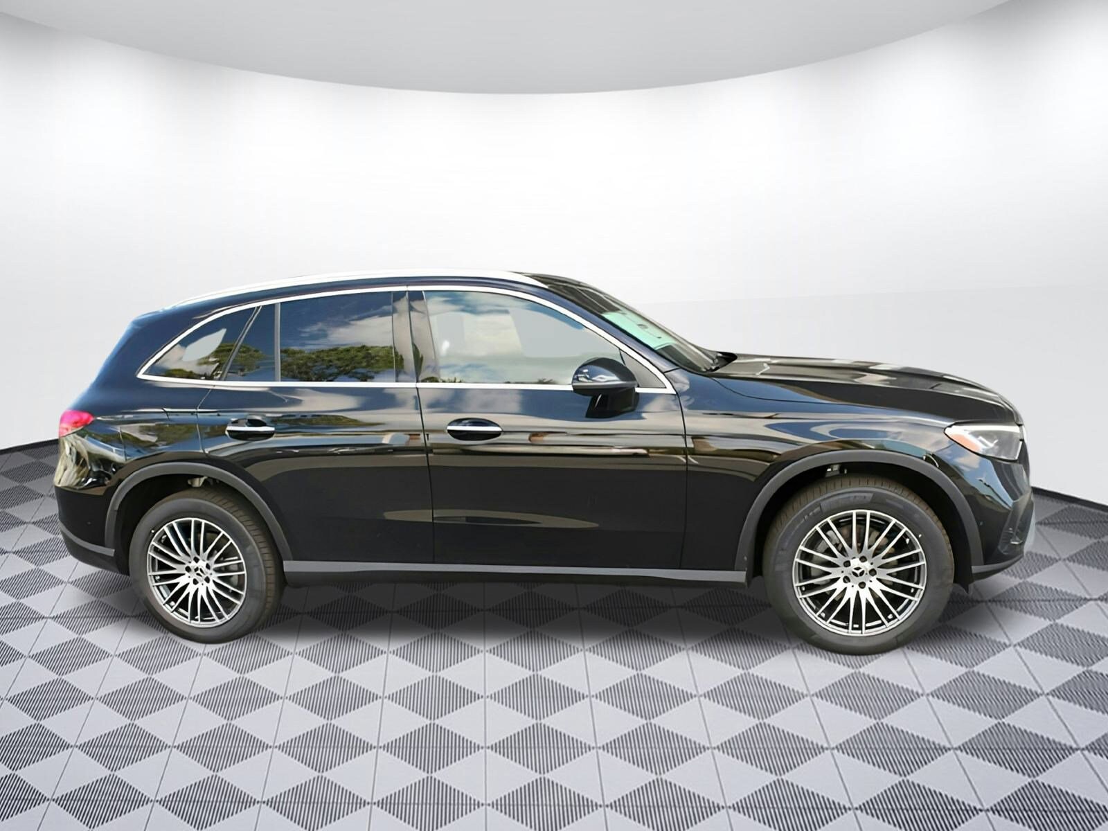 2025 Mercedes Benz GLC 300 photo 2