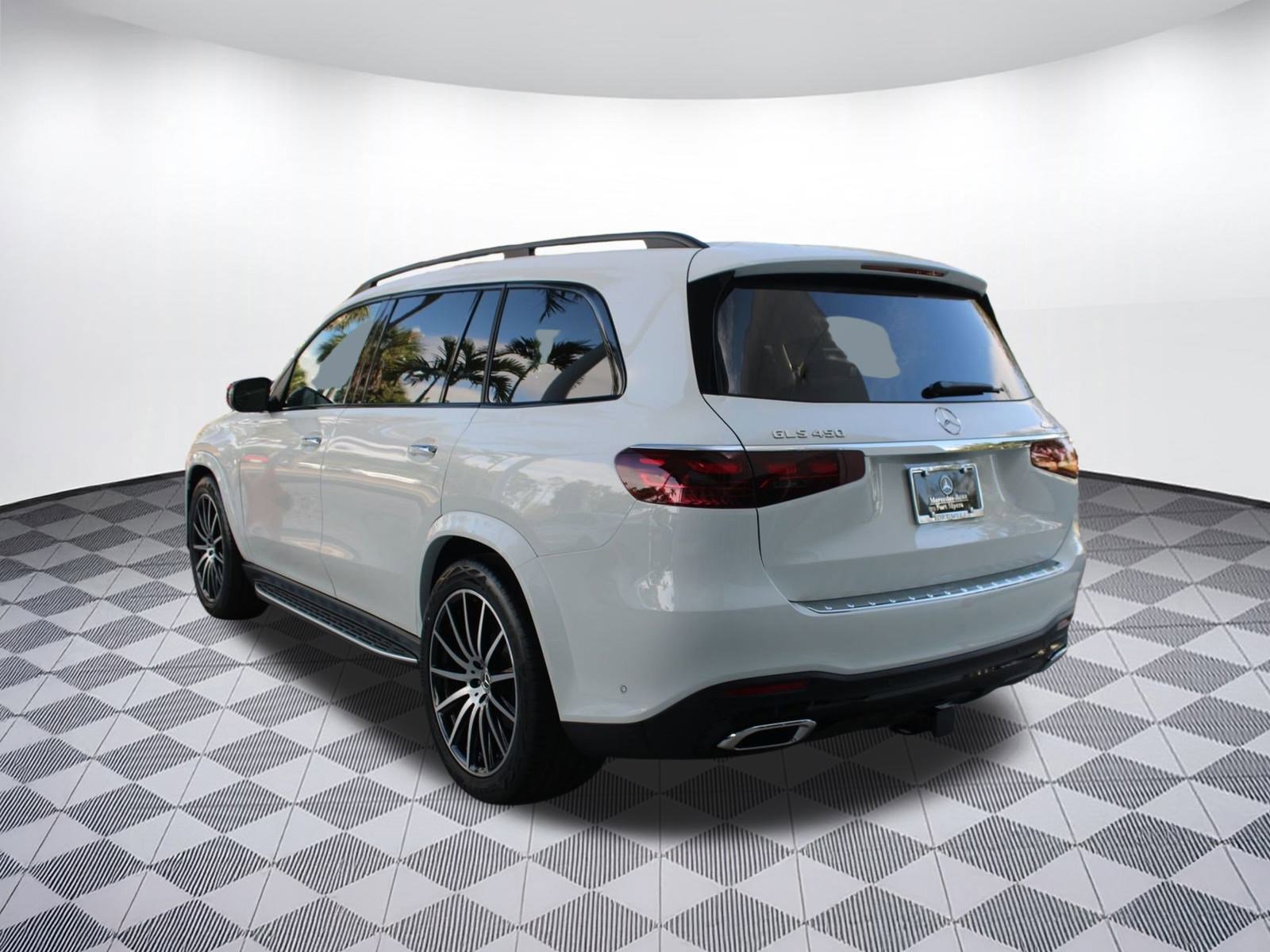 2026 Mercedes Benz GLS 450 4MATIC photo 2