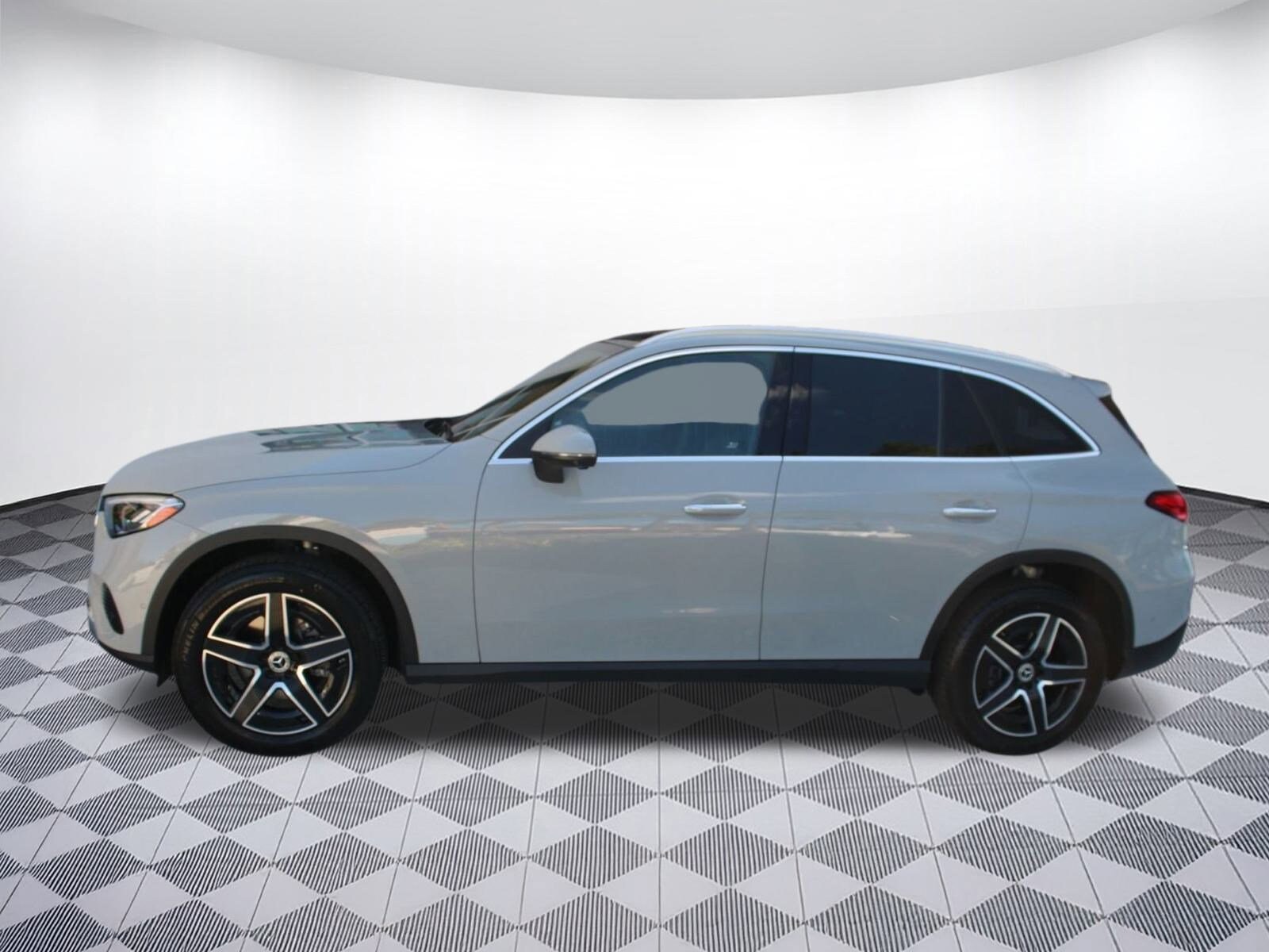2026 Mercedes Benz GLC 300 4MATIC photo 2