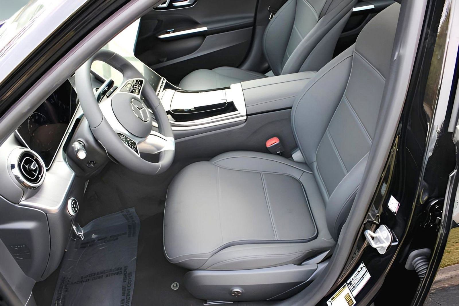 2025 Mercedes Benz C 300 Sedan photo 4