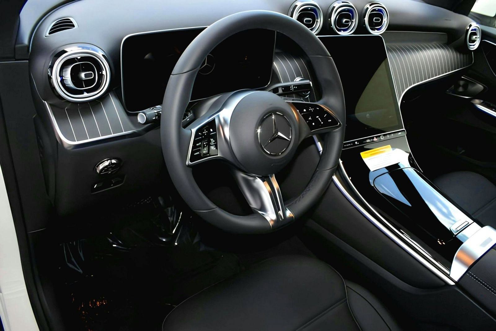 2025 Mercedes Benz GLC 300 photo 4