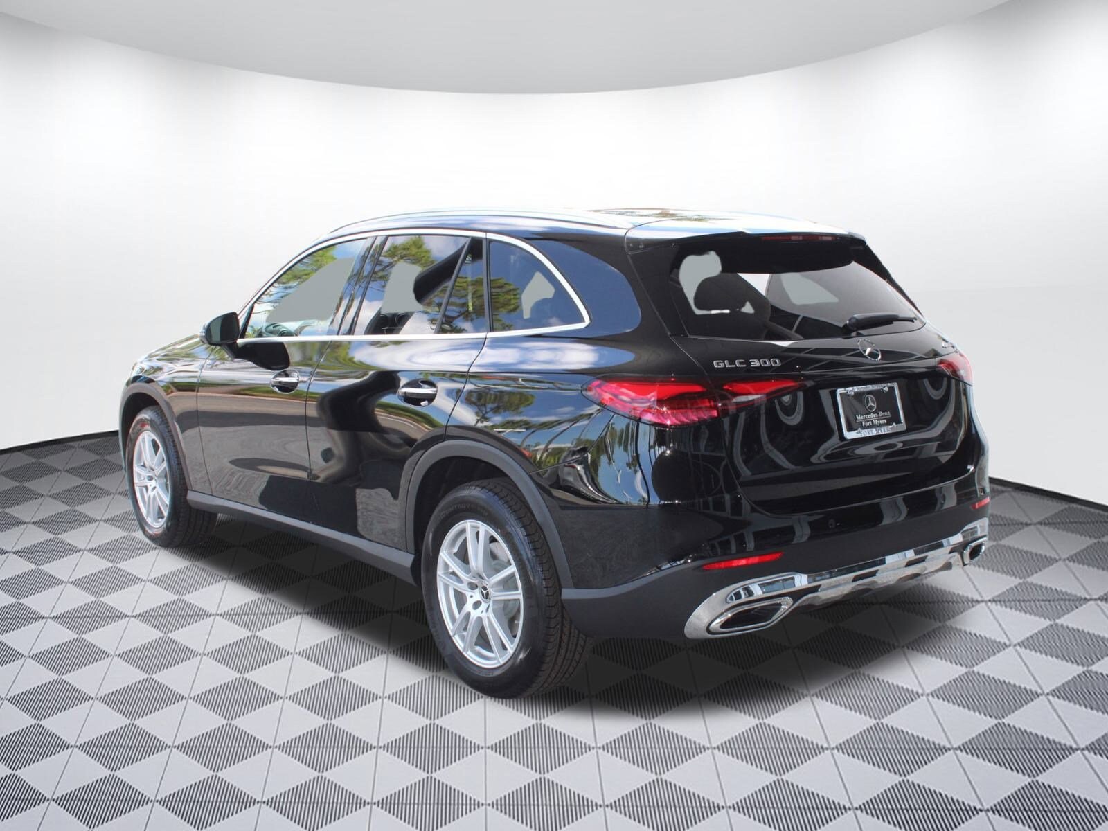 2025 Mercedes Benz GLC 300 4MATIC photo 3