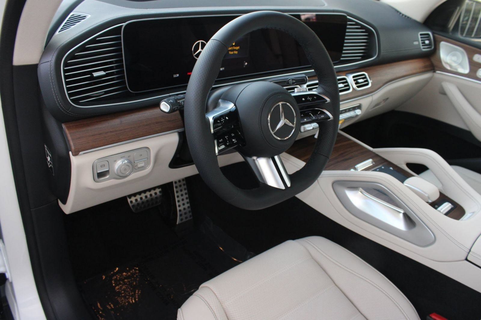 2026 Mercedes Benz GLS 580 4MATIC photo 4