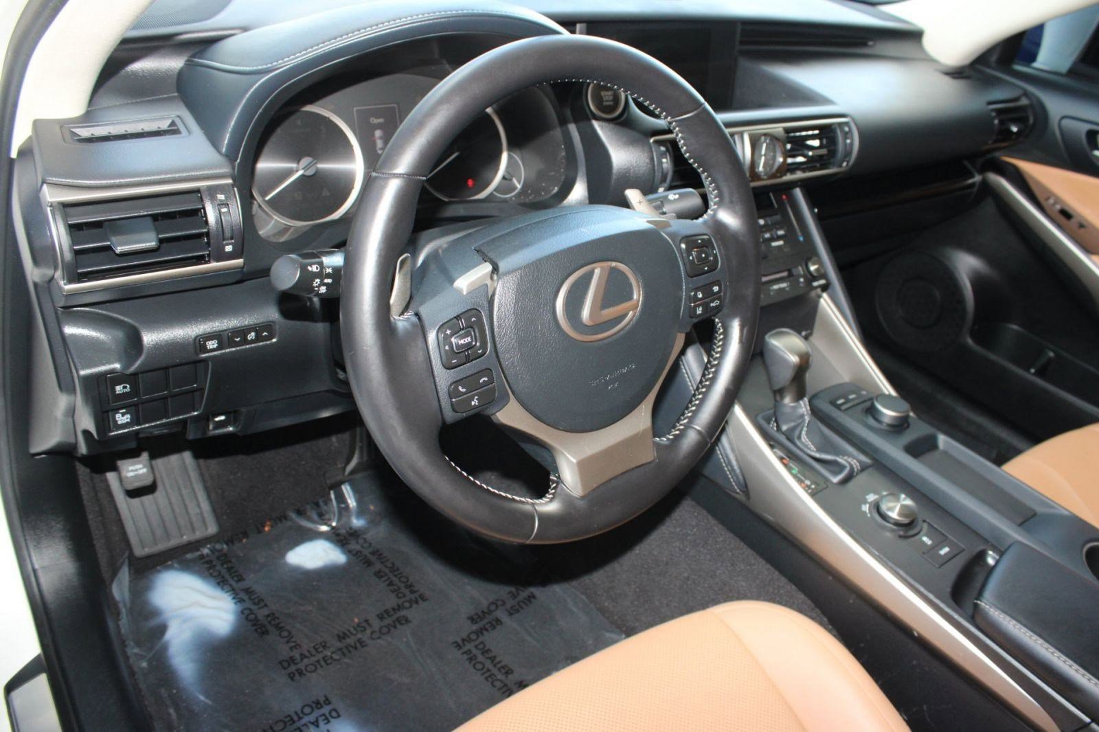 2020 Lexus IS 300 photo 4